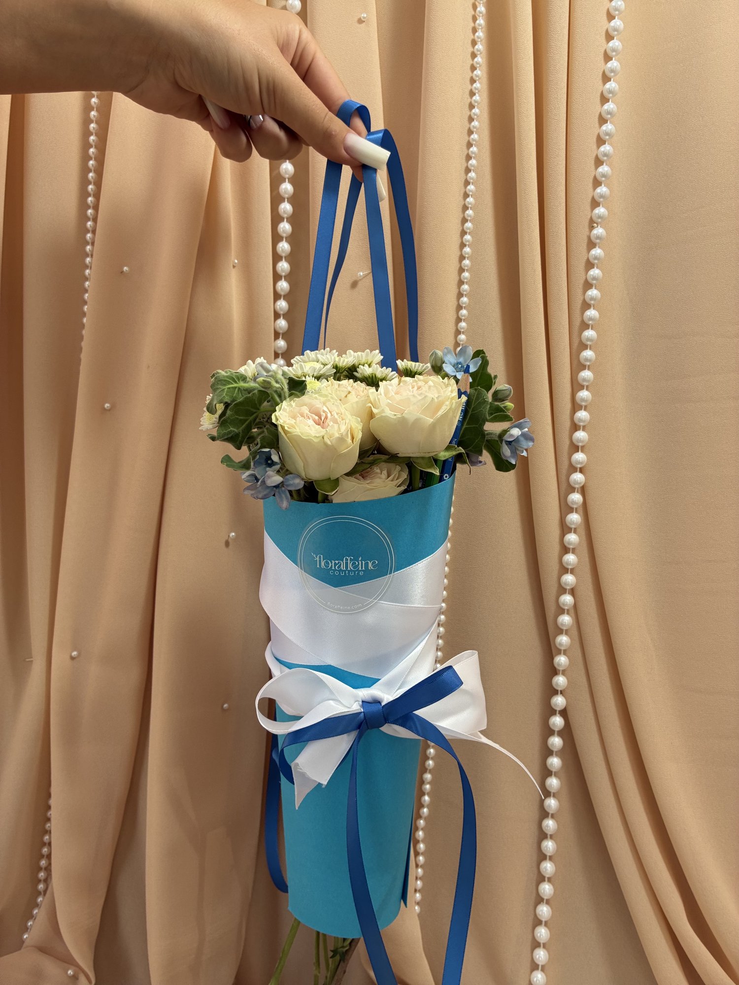 Blue Bell – Buchet Back to School cu miniroze albe și Oxypetalum