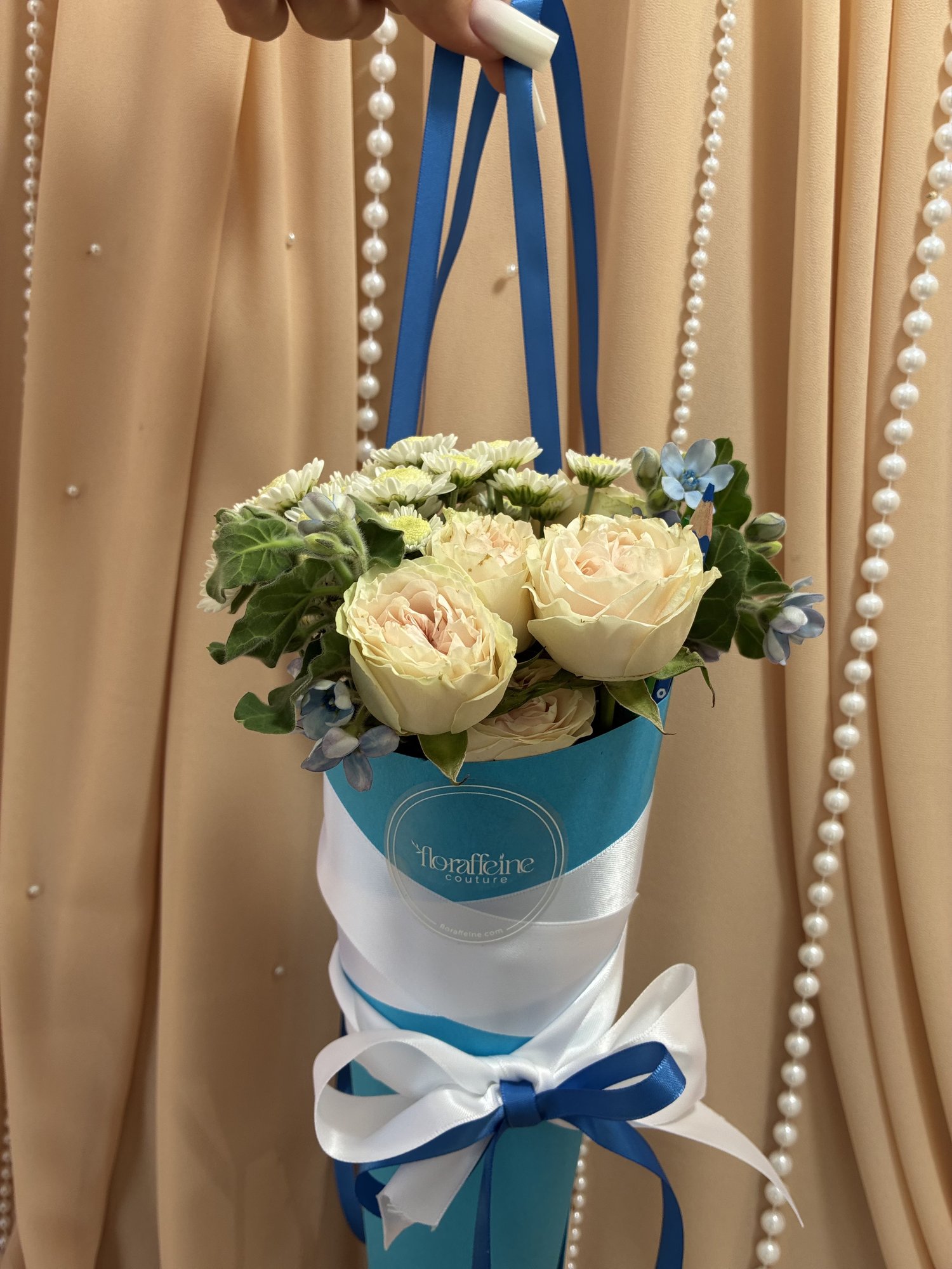 Blue Bell – Buchet Back to School cu miniroze albe și Oxypetalum - Imagine 3