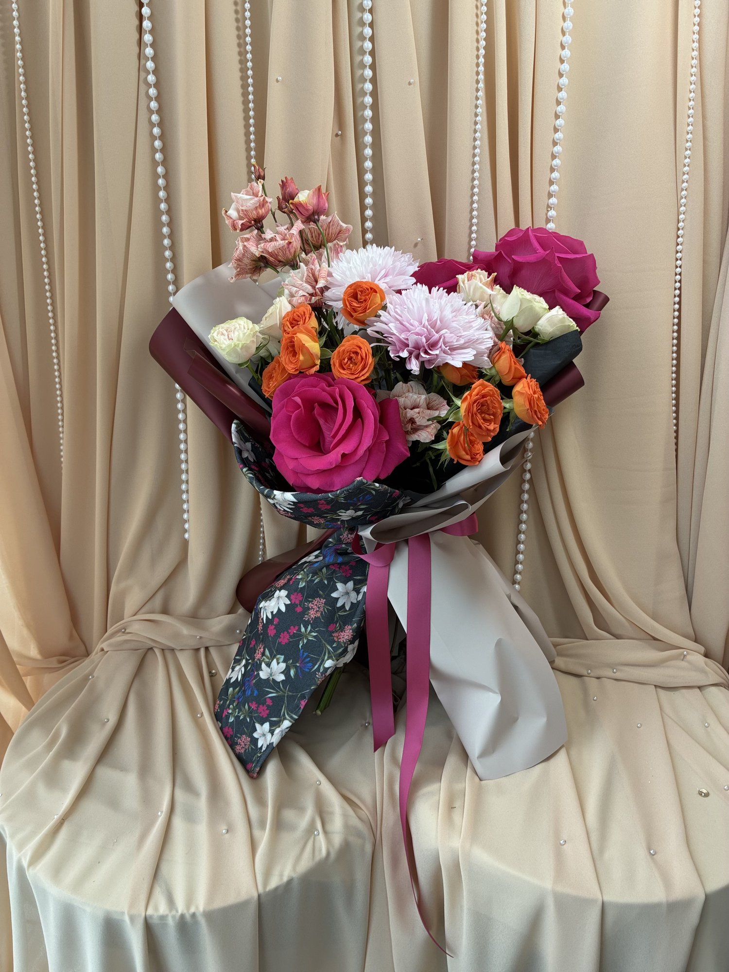 Velvet Riot – Buchet cu trandafiri fuchsia, miniroze portocalii și crizanteme roz