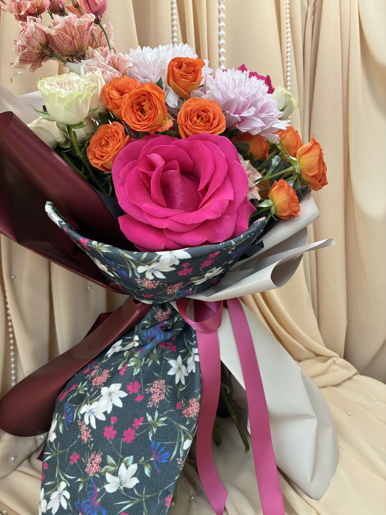 Velvet Riot – Buchet cu trandafiri fuchsia, miniroze portocalii și crizanteme roz - Imagine 2
