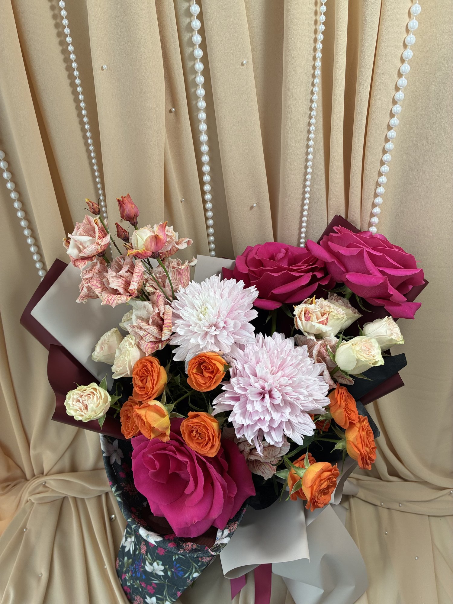 Velvet Riot – Buchet cu trandafiri fuchsia, miniroze portocalii și crizanteme roz - Imagine 5