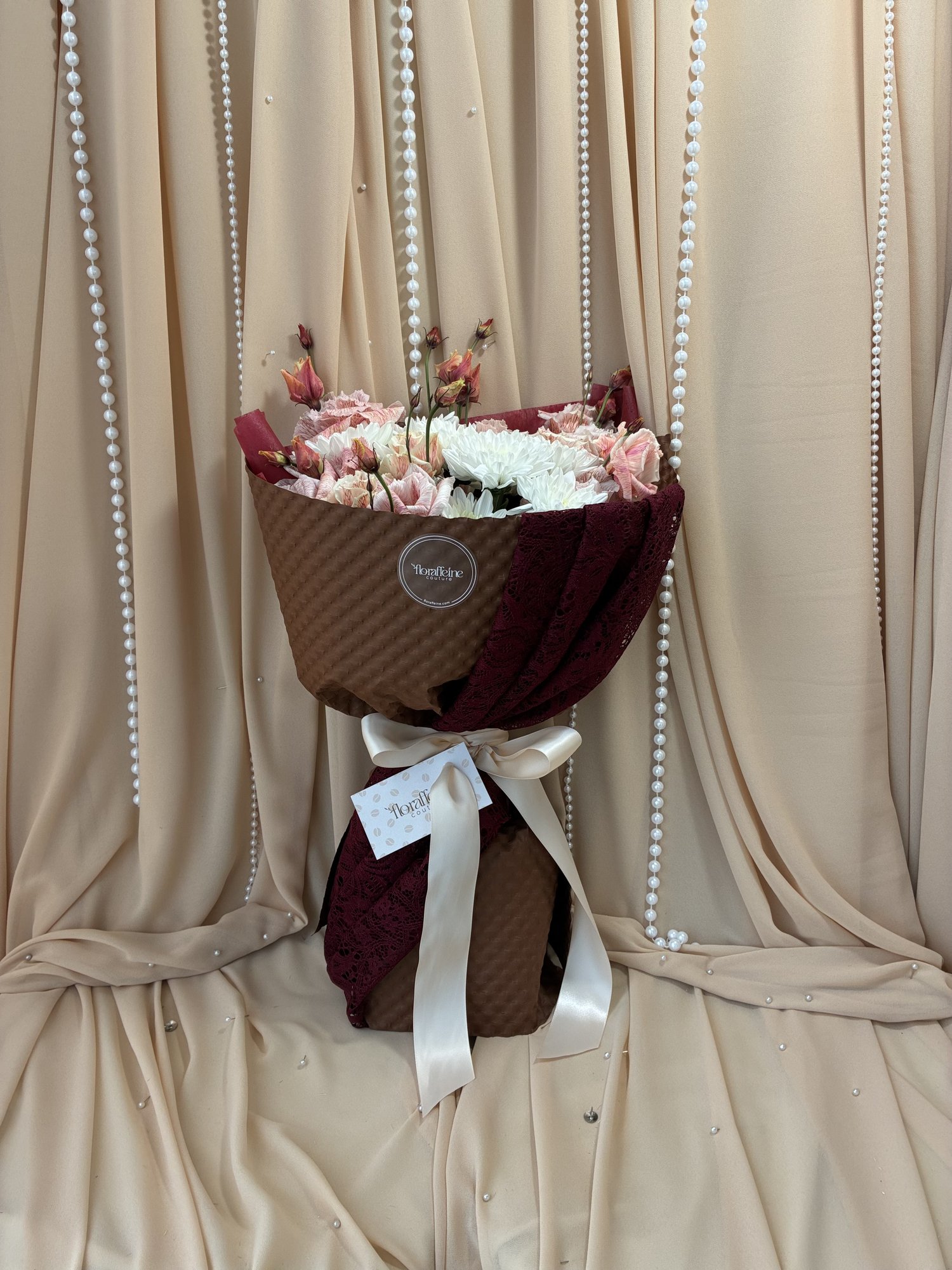 Burgundy Lace – Buchet cu Eustoma bordo și crizanteme albe