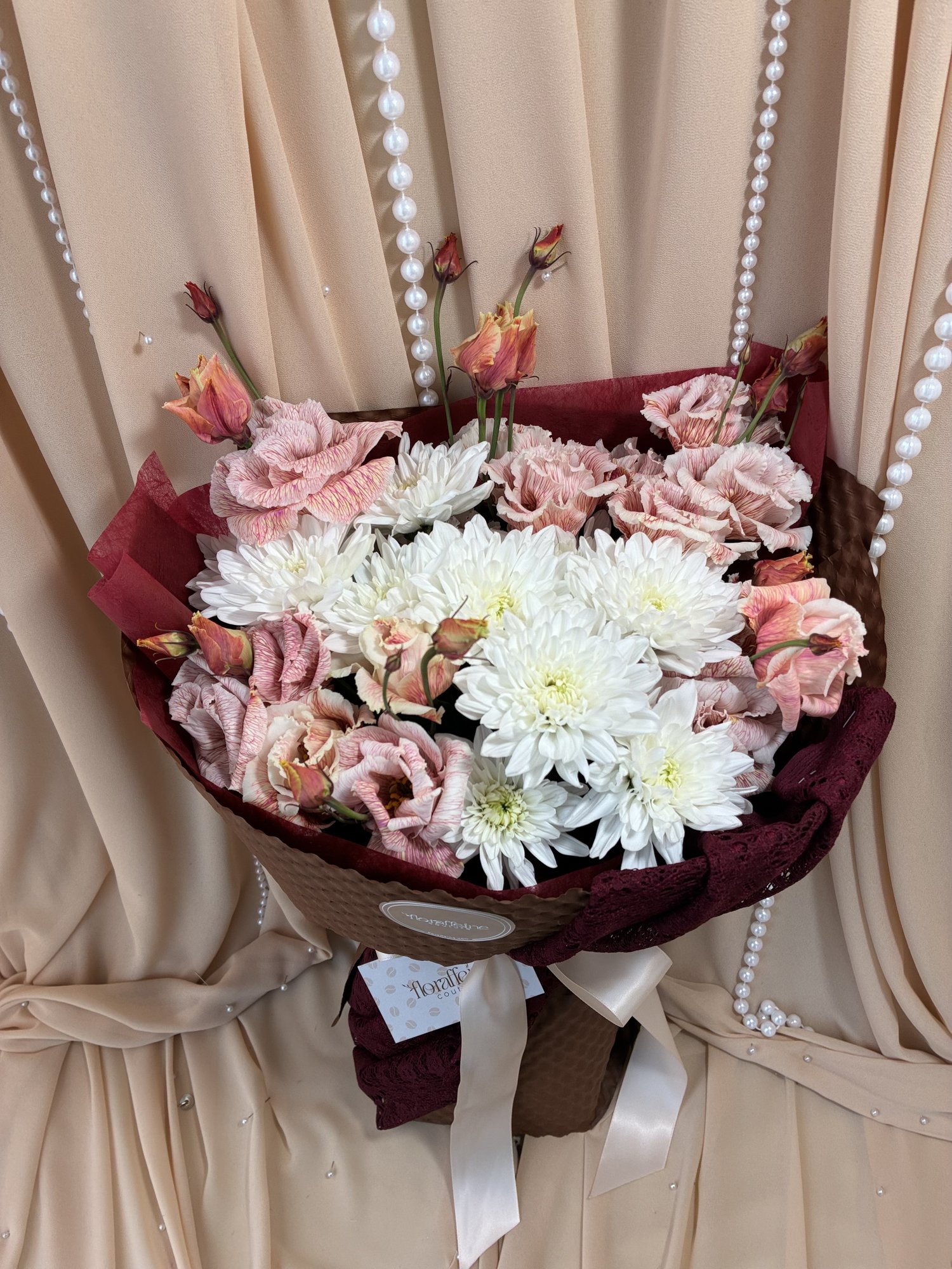 Burgundy Lace – Buchet cu Eustoma bordo și crizanteme albe - Imagine 2