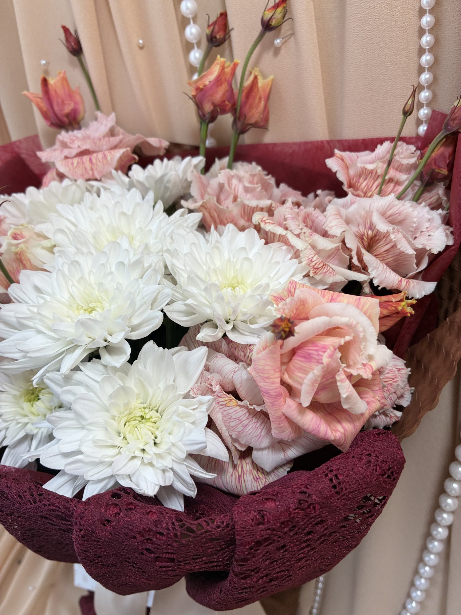 Burgundy Lace – Buchet cu Eustoma bordo și crizanteme albe - Imagine 3