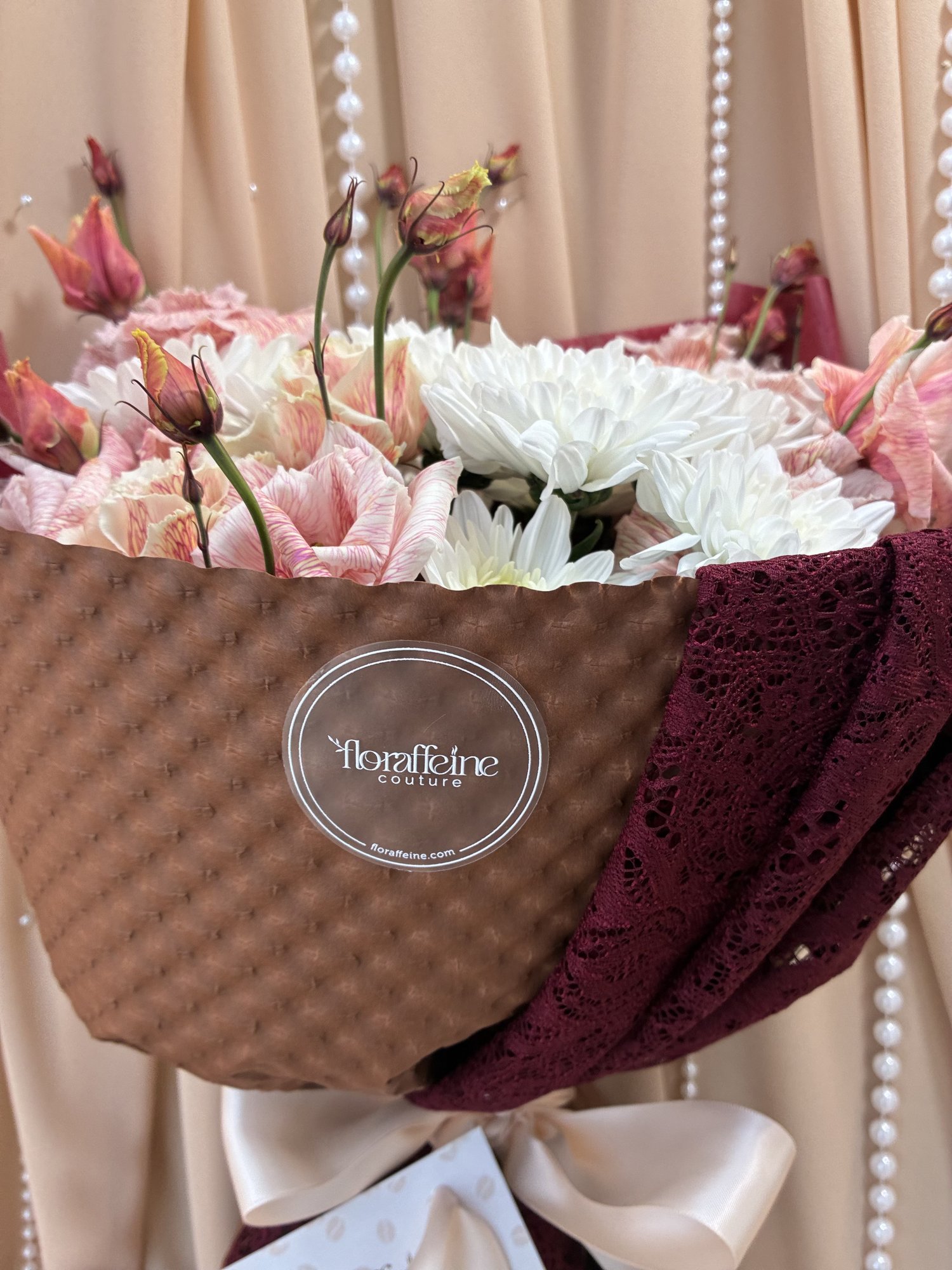 Burgundy Lace – Buchet cu Eustoma bordo și crizanteme albe - Imagine 4