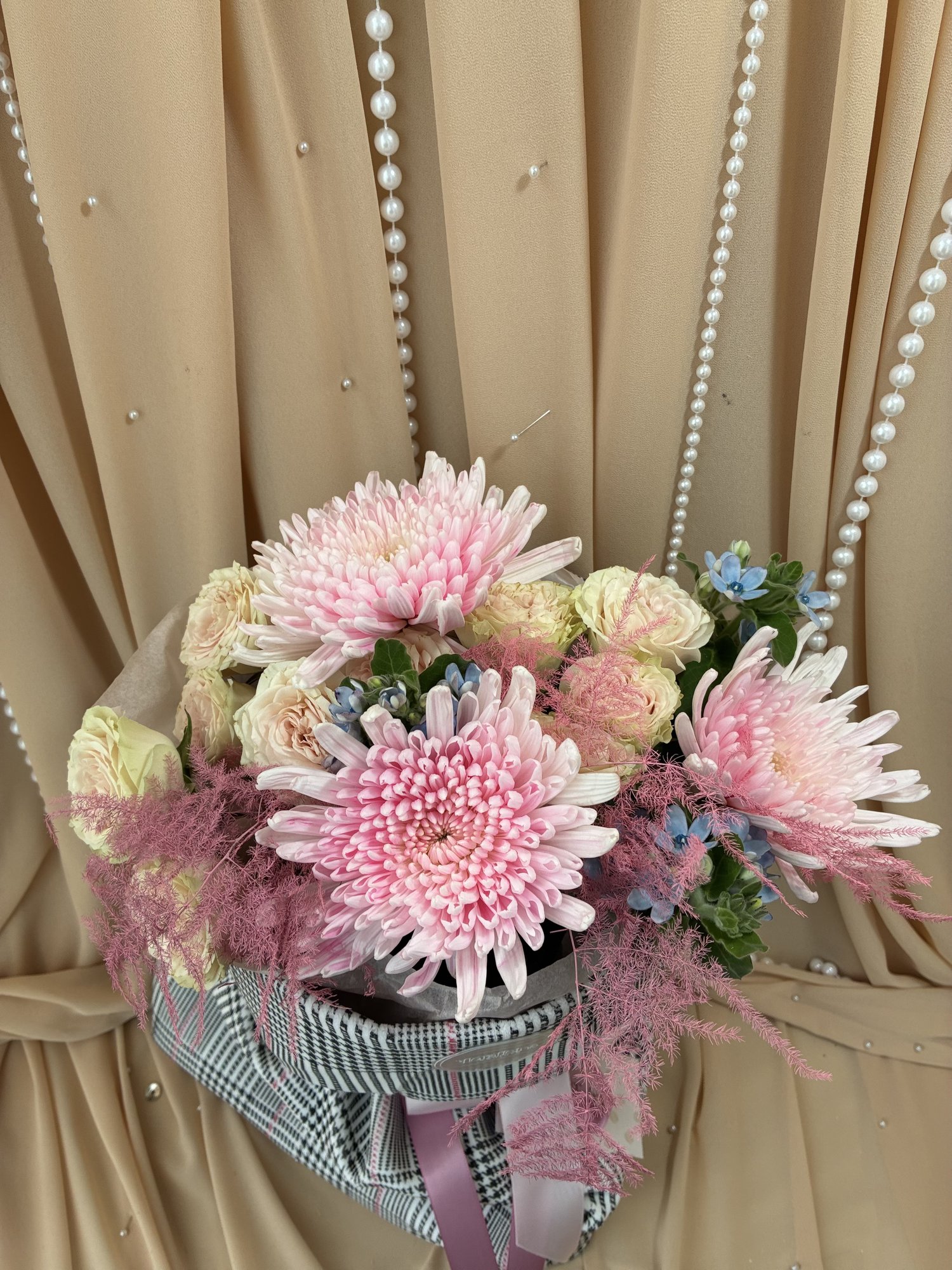 September Bloom – Buchet cu crizanteme roz, miniroze și Oxypetalum - Imagine 2