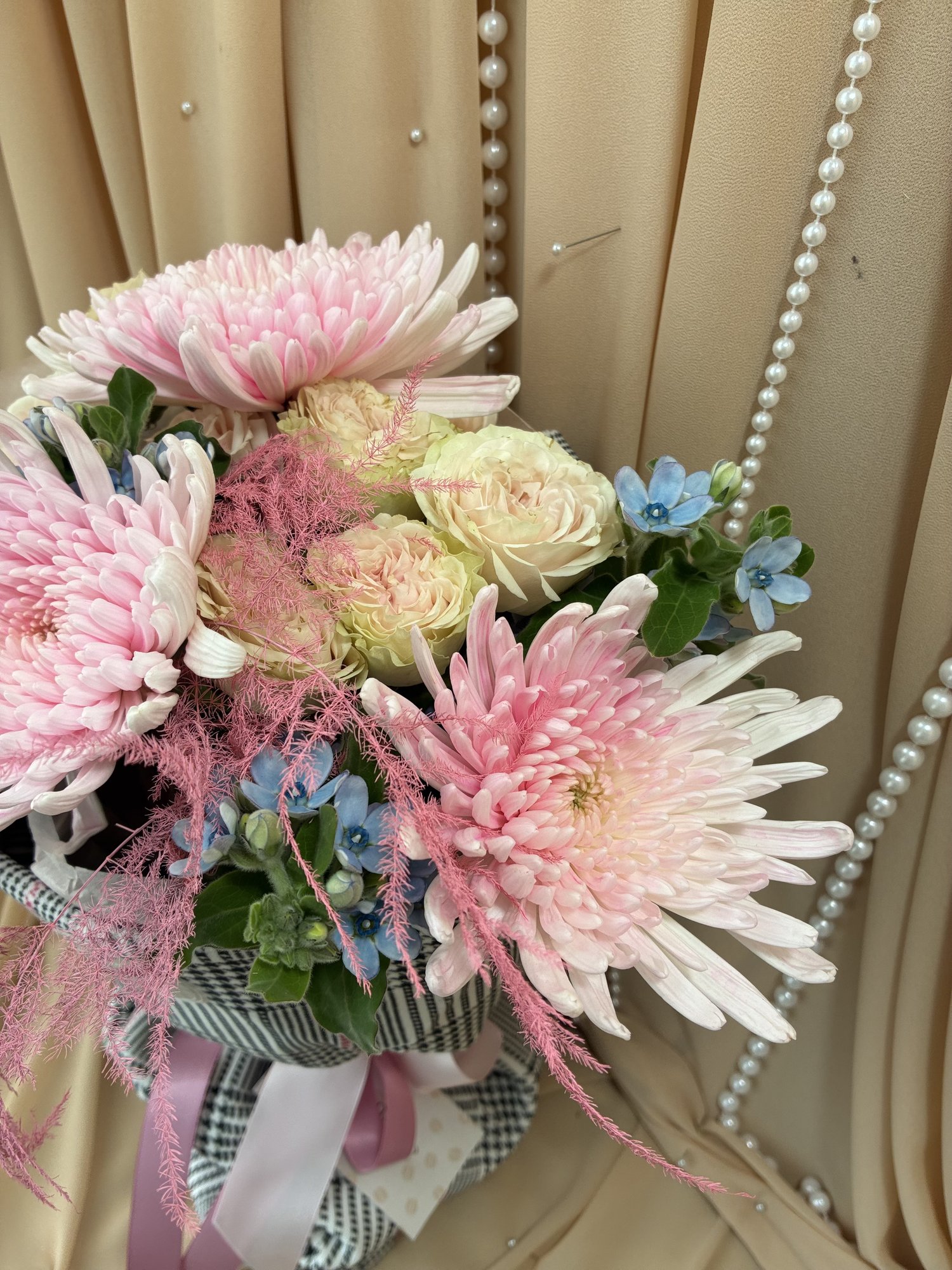 September Bloom – Buchet cu crizanteme roz, miniroze și Oxypetalum - Imagine 3