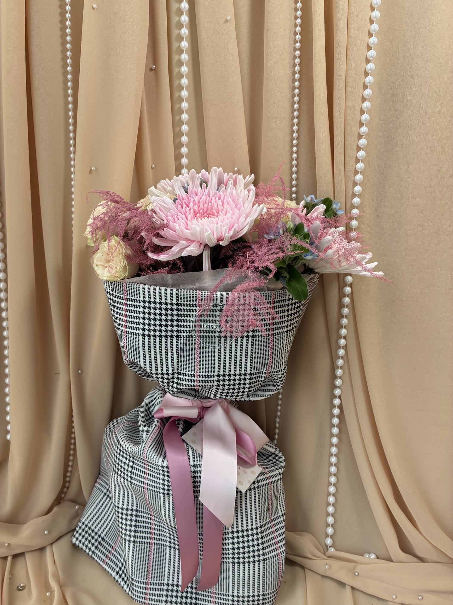 September Bloom – Buchet cu crizanteme roz, miniroze și Oxypetalum - Imagine 5