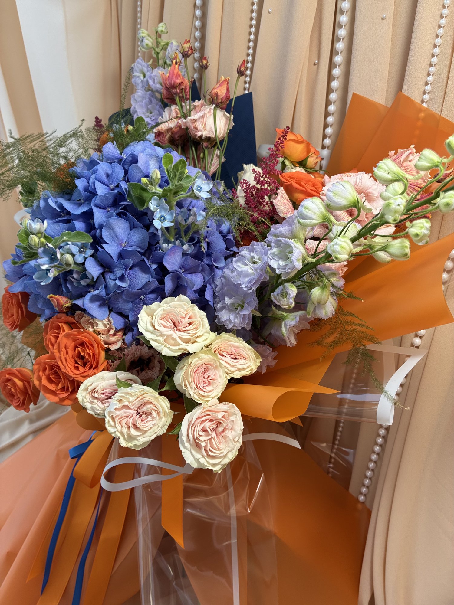 Blue Ember – Buchet cu hortensie albastră, trandafiri portocalii și Delphinium - Imagine 2