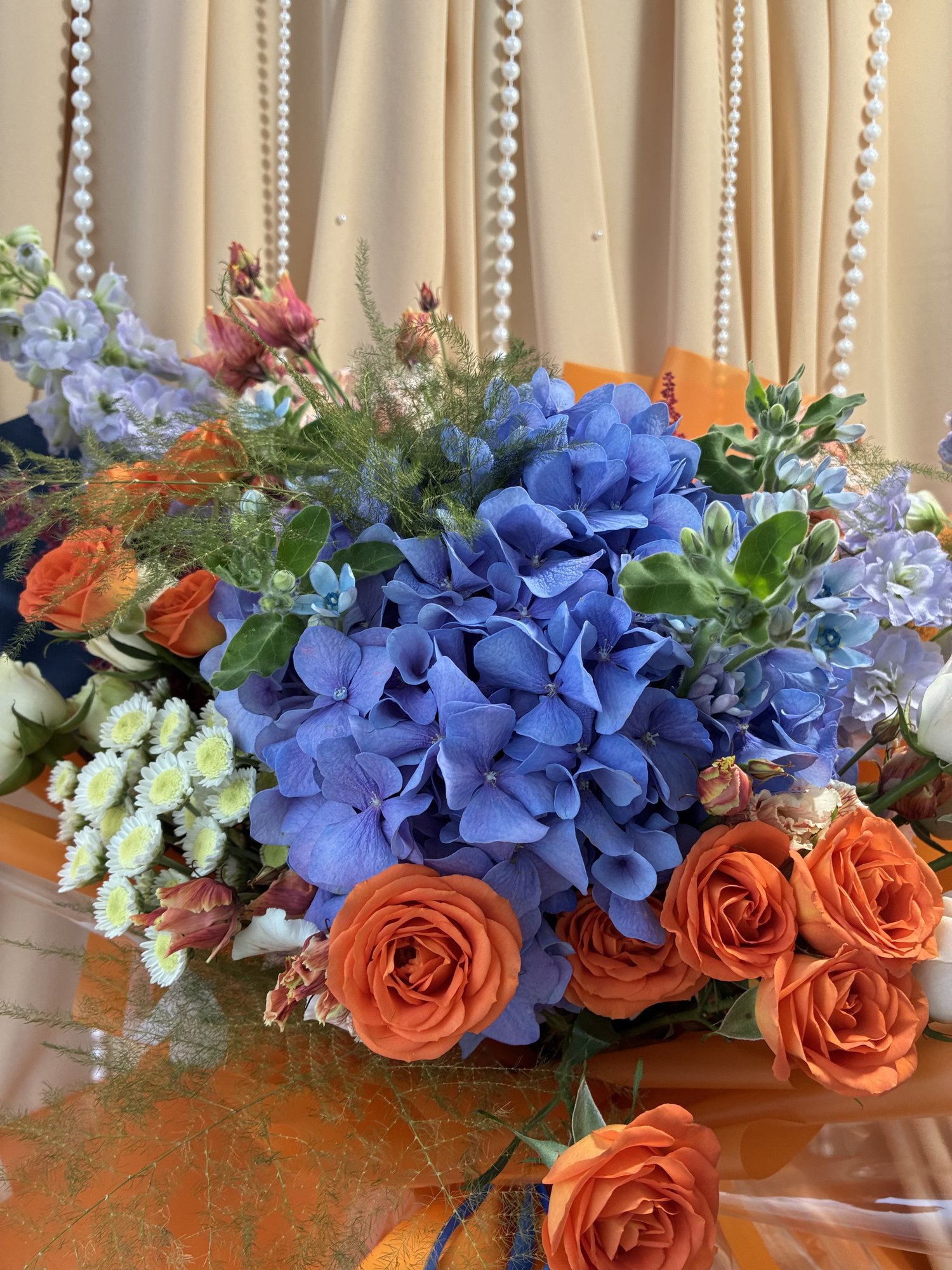Blue Ember – Buchet cu hortensie albastră, trandafiri portocalii și Delphinium - Imagine 3