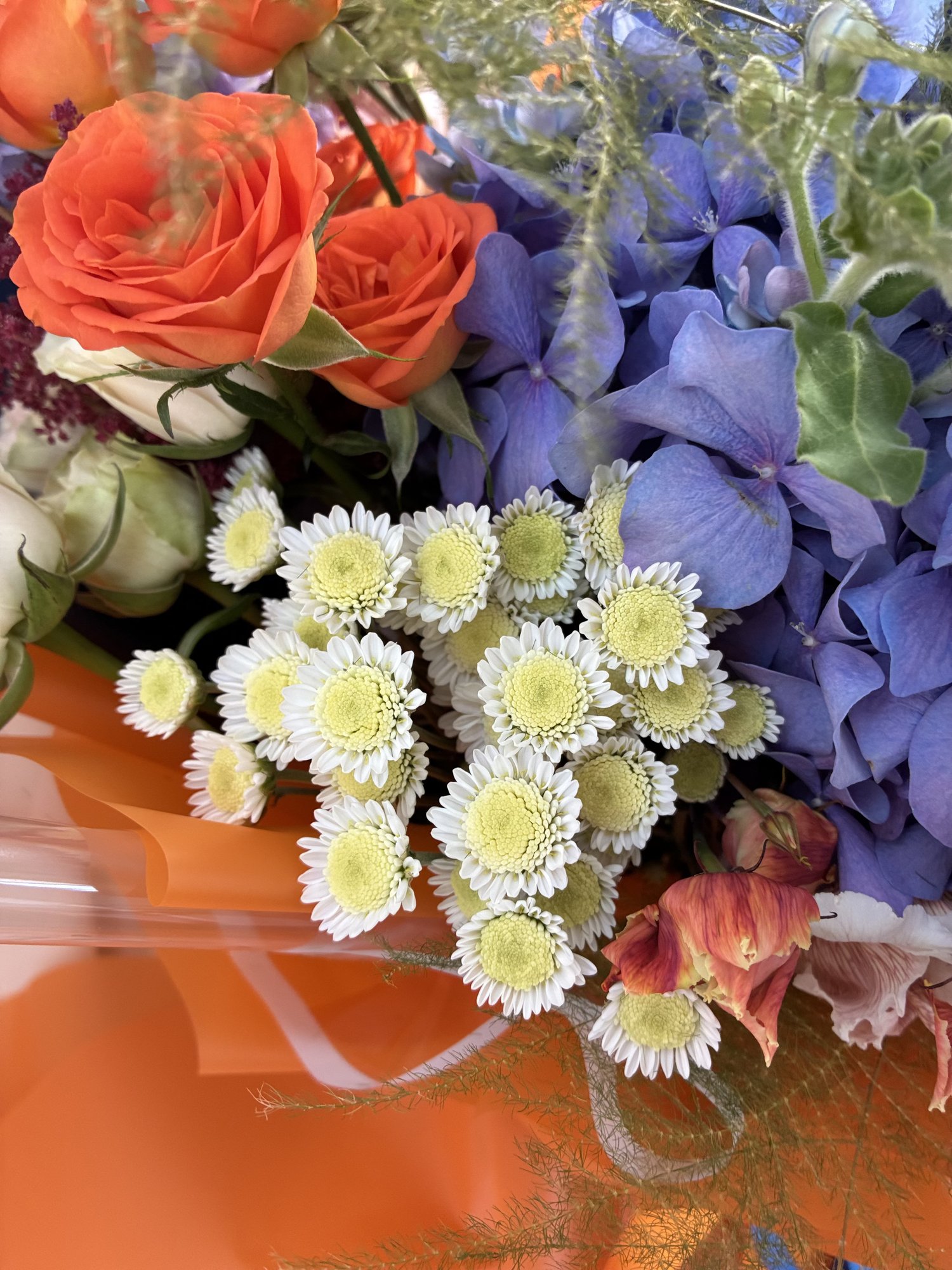 Blue Ember – Buchet cu hortensie albastră, trandafiri portocalii și Delphinium - Imagine 4