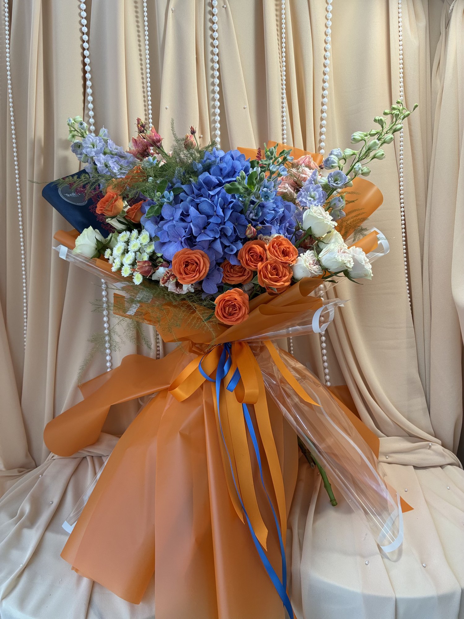 Blue Ember – Buchet cu hortensie albastră, trandafiri portocalii și Delphinium - Imagine 5
