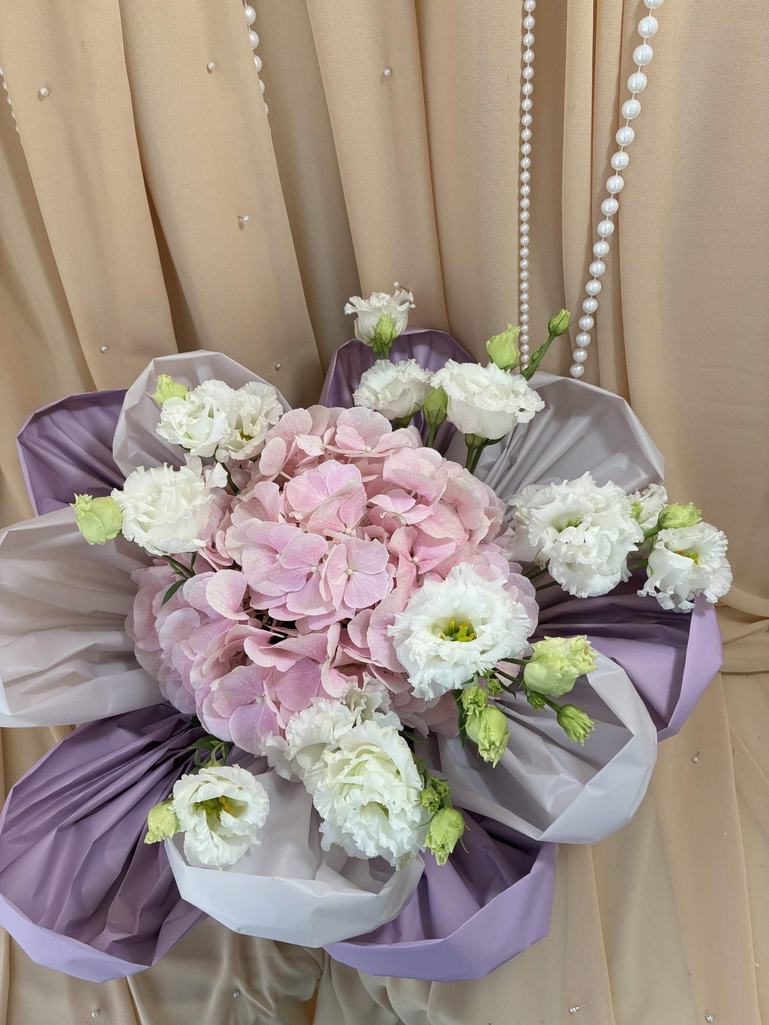 BLUSH CLOUD – Buchet cu hortensie roz și lisianthus alb