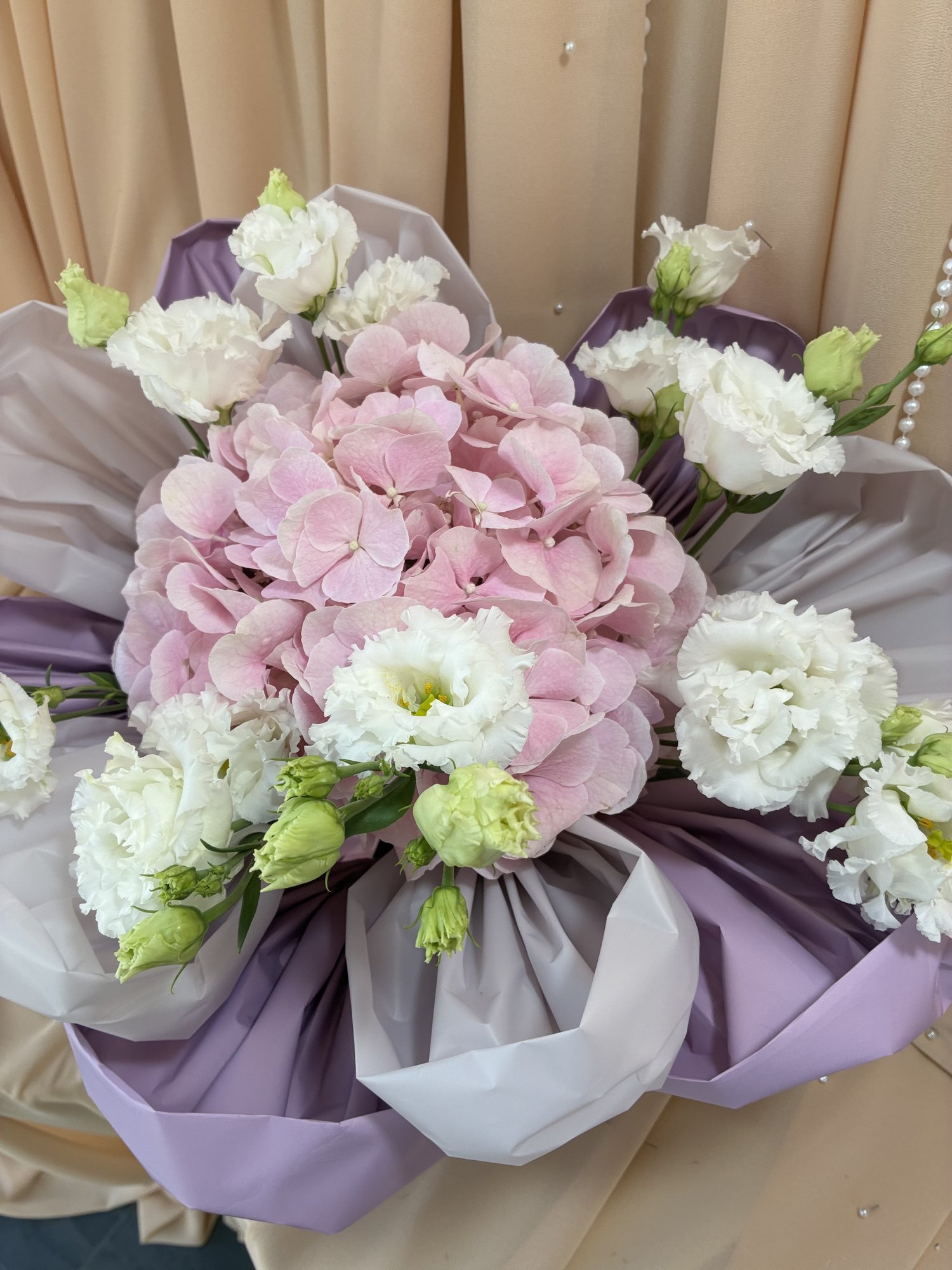 BLUSH CLOUD – Buchet cu hortensie roz și lisianthus alb - Imagine 2