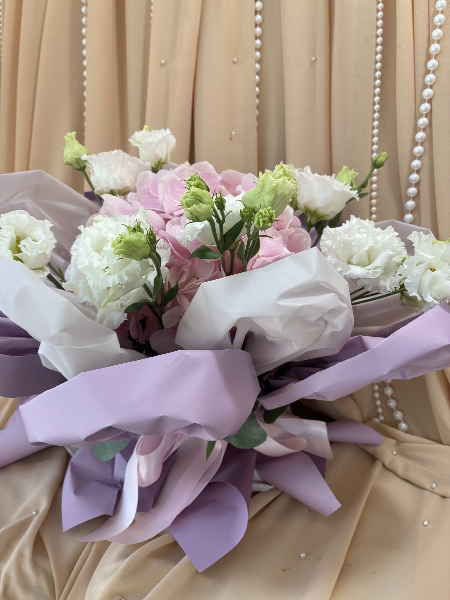 BLUSH CLOUD – Buchet cu hortensie roz și lisianthus alb - Imagine 3