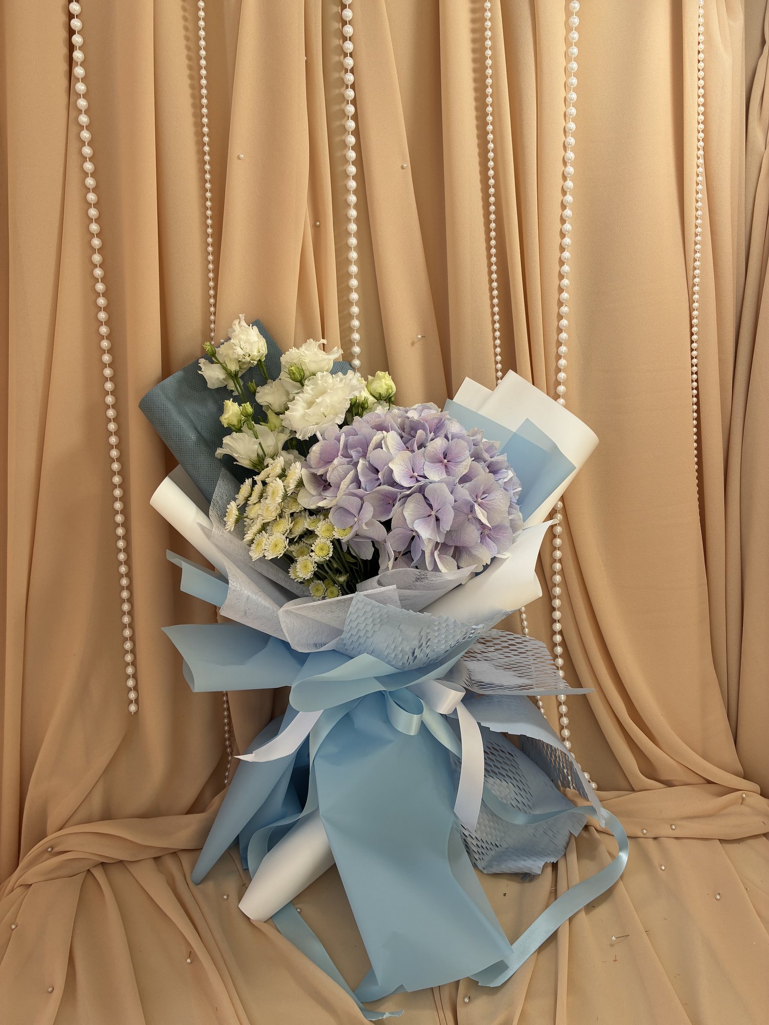 BLUE WHISPER – Buchet cu hortensie bleu, lisianthus alb și mini crizanteme