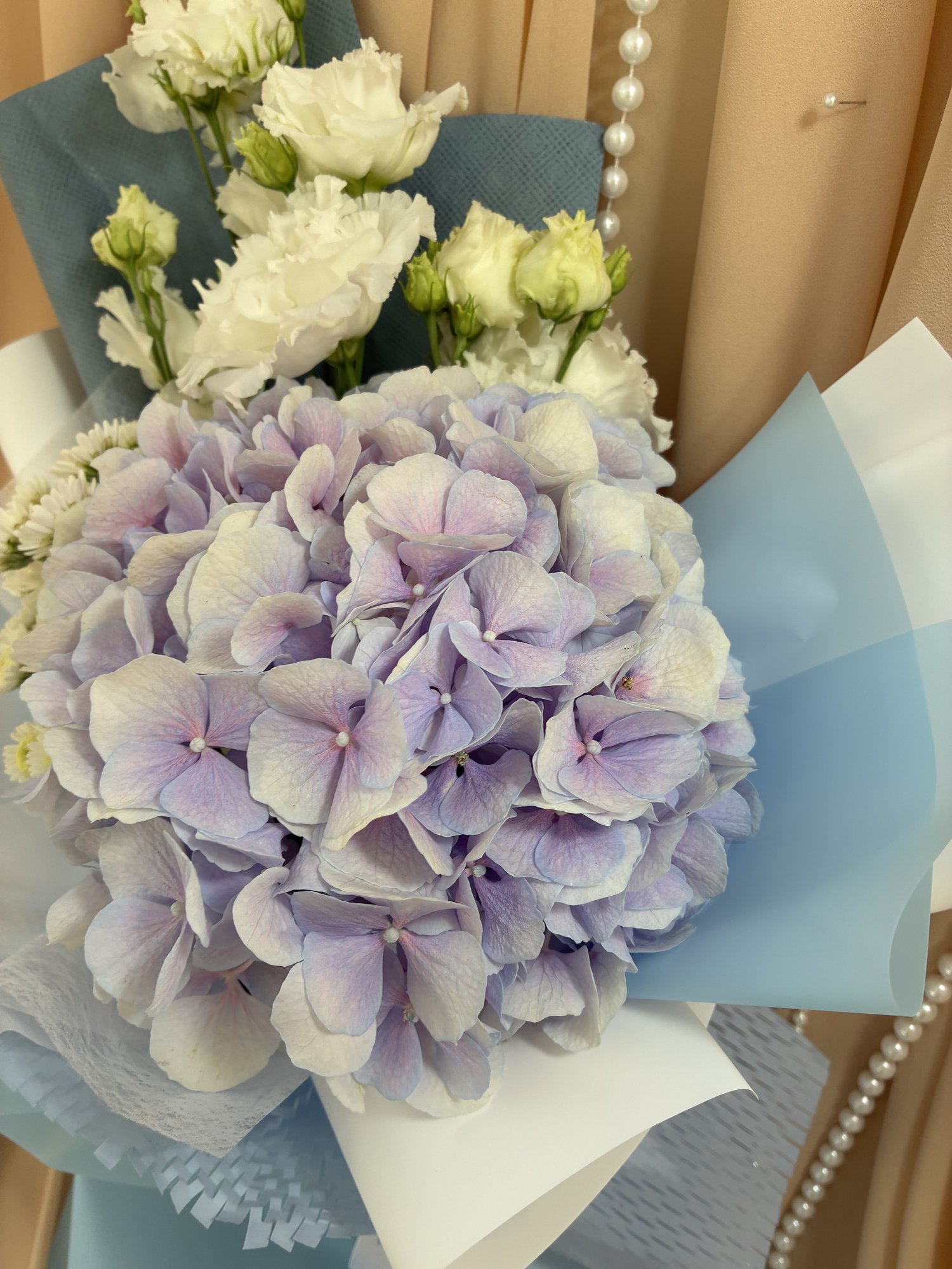 BLUE WHISPER – Buchet cu hortensie bleu, lisianthus alb și mini crizanteme - Imagine 2