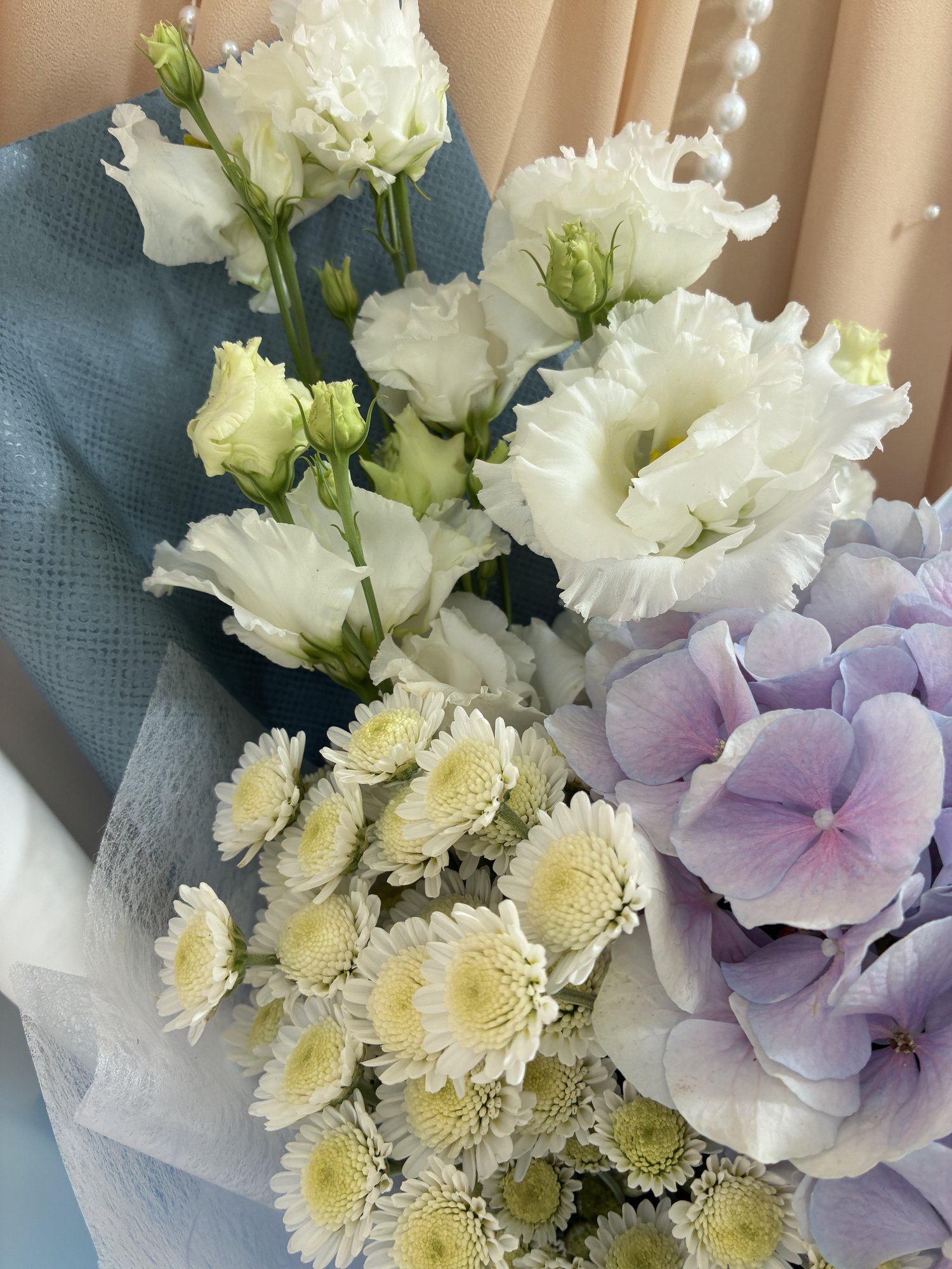 BLUE WHISPER – Buchet cu hortensie bleu, lisianthus alb și mini crizanteme - Imagine 3
