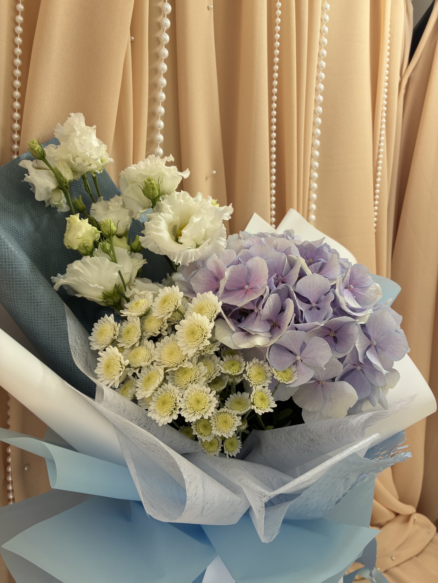BLUE WHISPER – Buchet cu hortensie bleu, lisianthus alb și mini crizanteme - Imagine 4