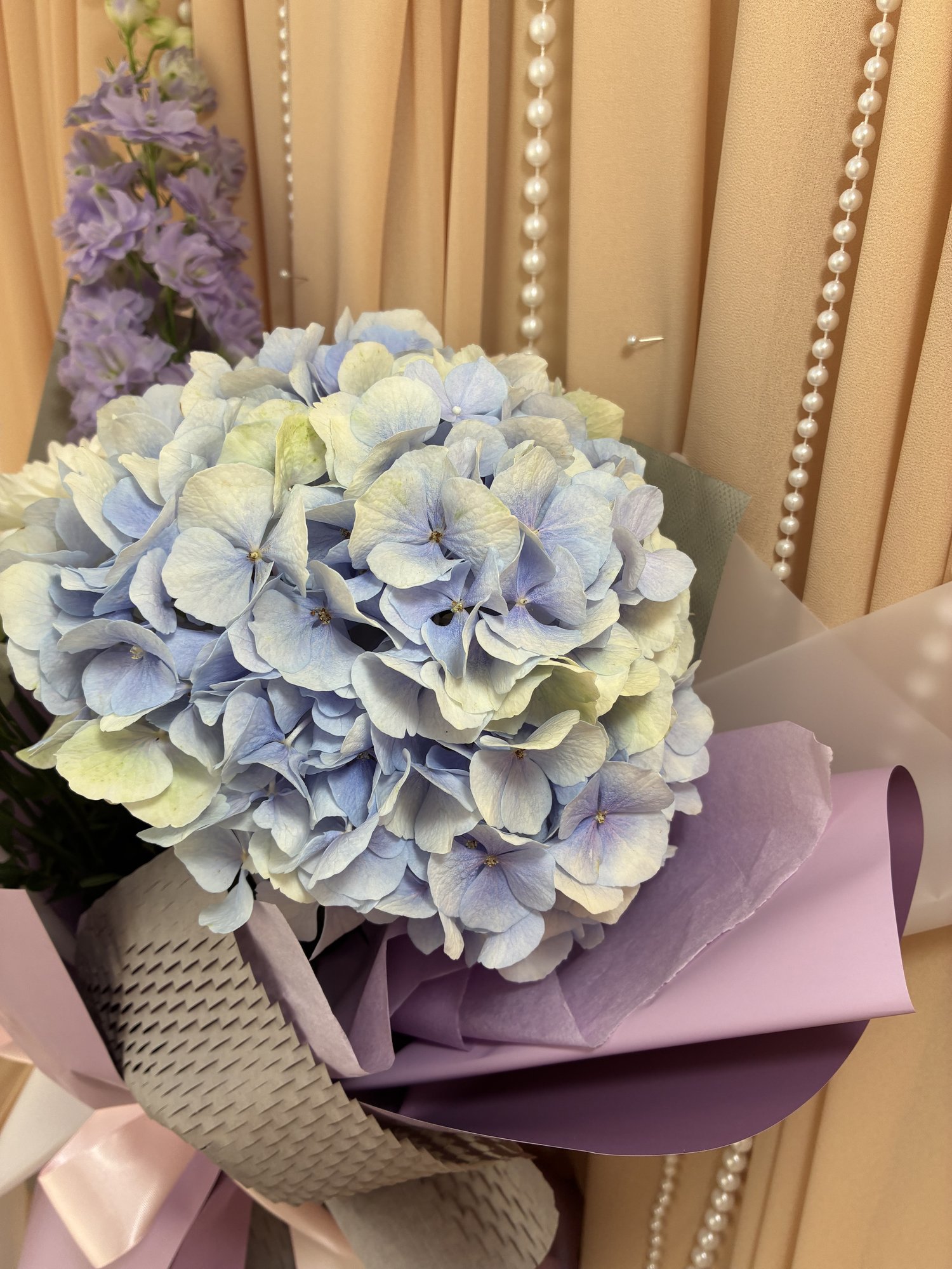LAVENDER SKY – Buchet cu hortensie bleu, delphinium și lisianthus alb - Imagine 2