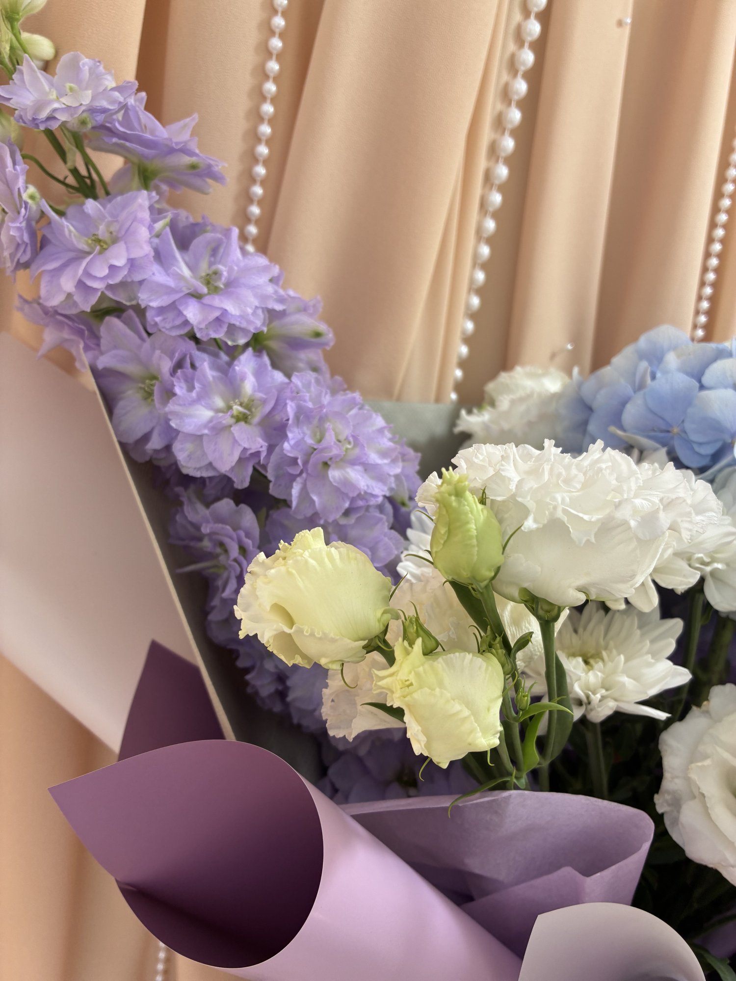 LAVENDER SKY – Buchet cu hortensie bleu, delphinium și lisianthus alb - Imagine 3