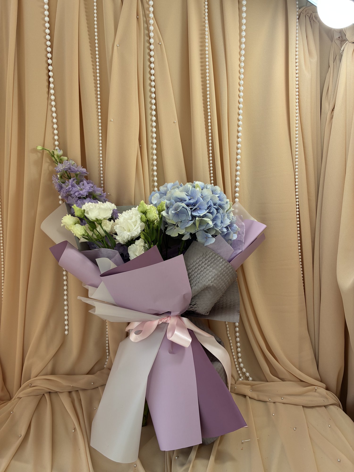 LAVENDER SKY – Buchet cu hortensie bleu, delphinium și lisianthus alb - Imagine 4