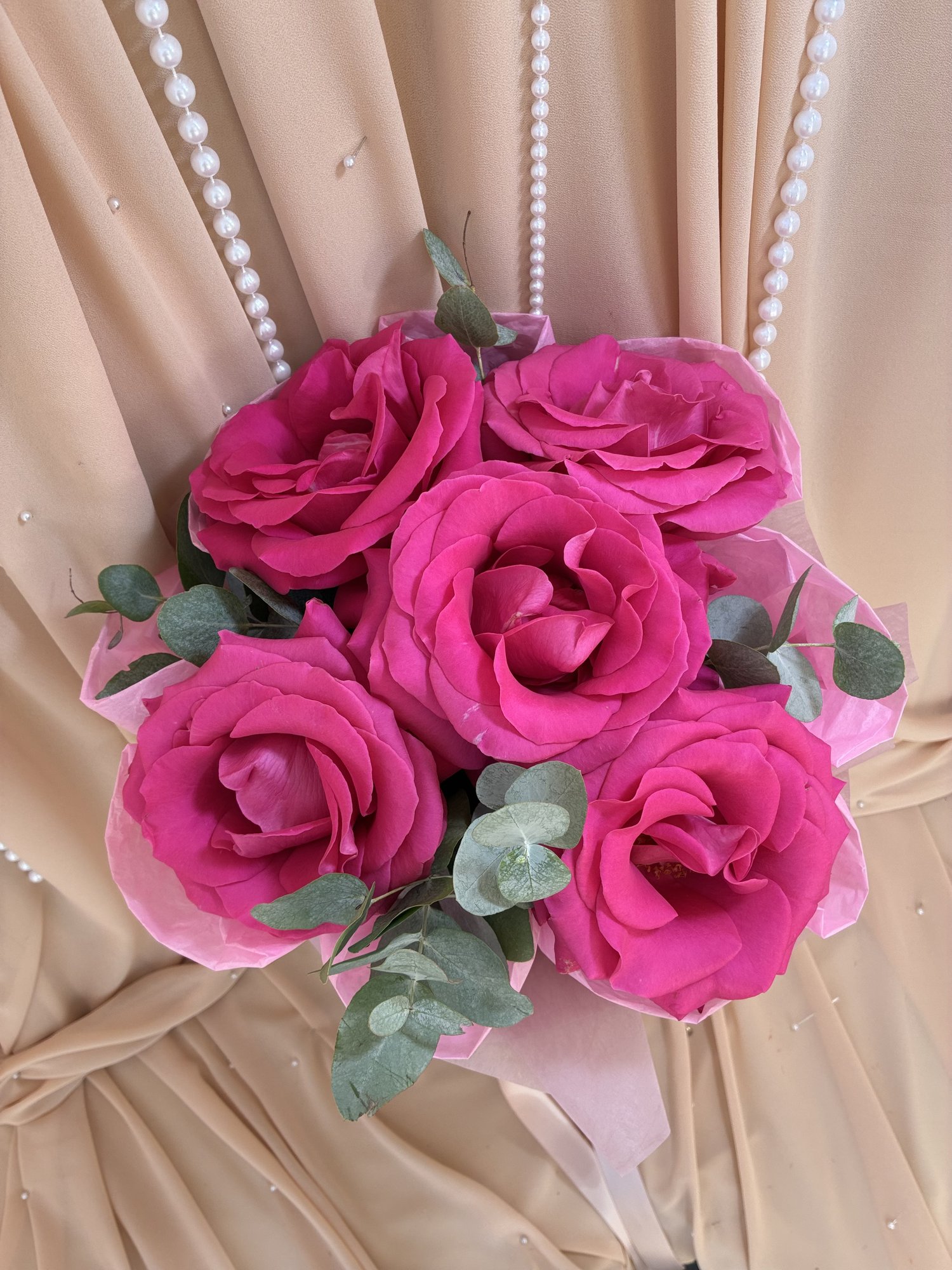 FUCHSIA AFFAIR – Buchet cu trandafiri fuchsia și eucalipt - Imagine 2