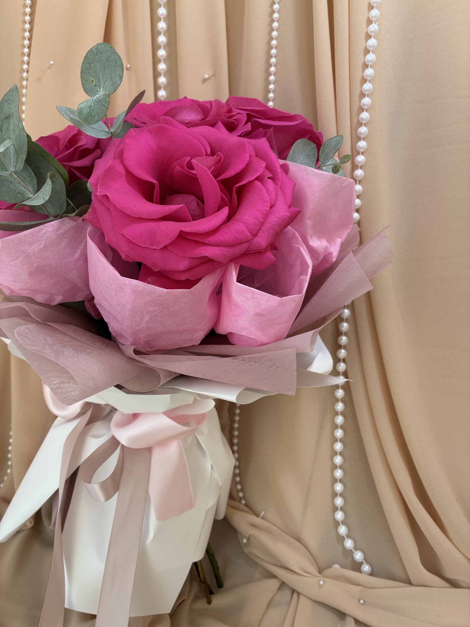 FUCHSIA AFFAIR – Buchet cu trandafiri fuchsia și eucalipt - Imagine 3