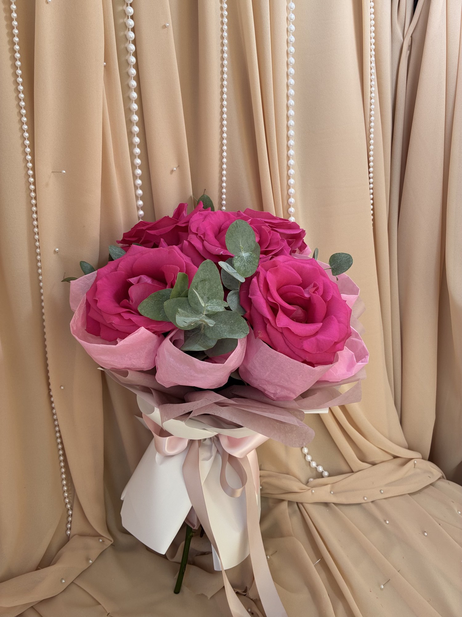 FUCHSIA AFFAIR – Buchet cu trandafiri fuchsia și eucalipt - Imagine 4
