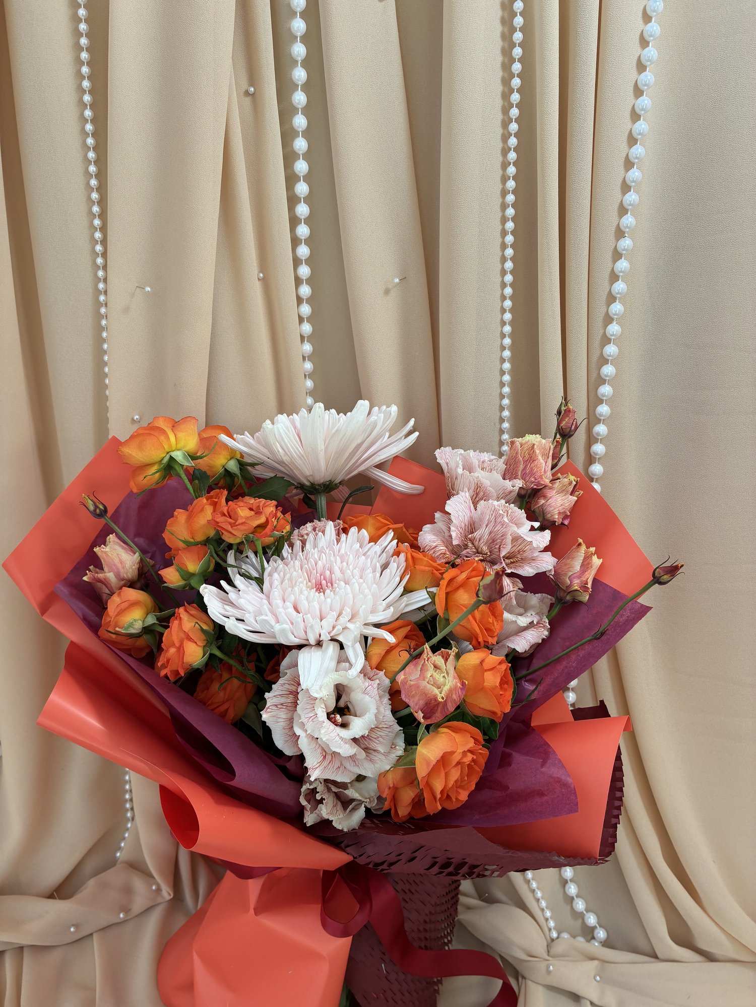 AUTUMN BLUSH – Buchet cu crizanteme VIP, miniroze portocalii și eustoma