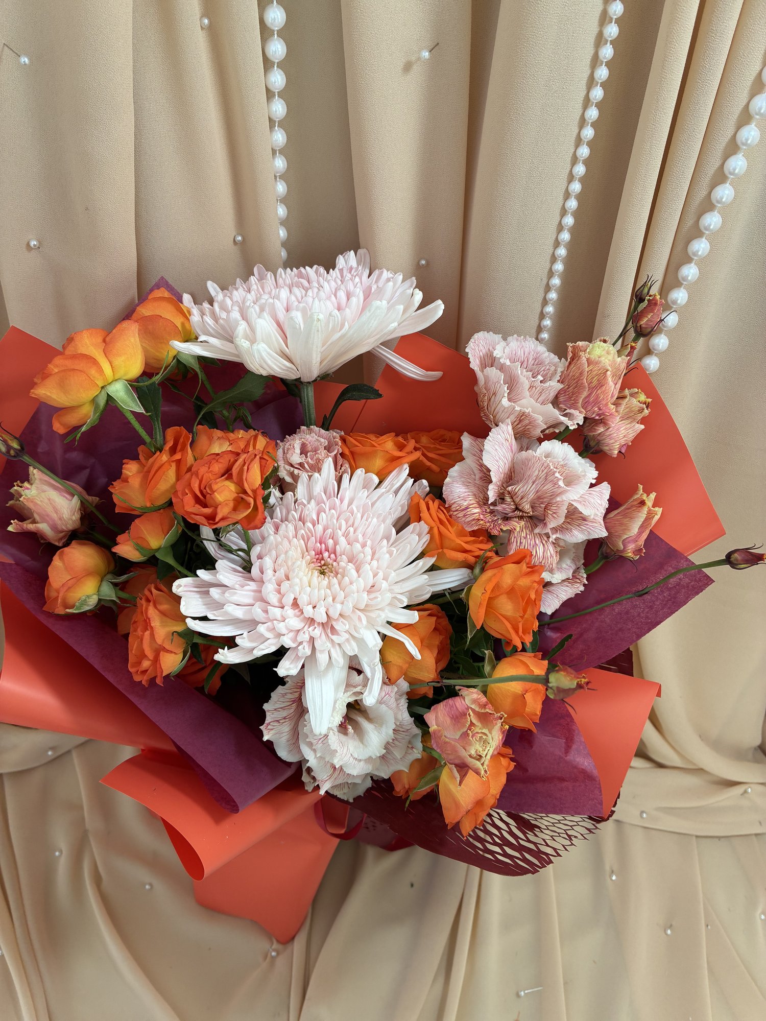 AUTUMN BLUSH – Buchet cu crizanteme VIP, miniroze portocalii și eustoma - Imagine 2