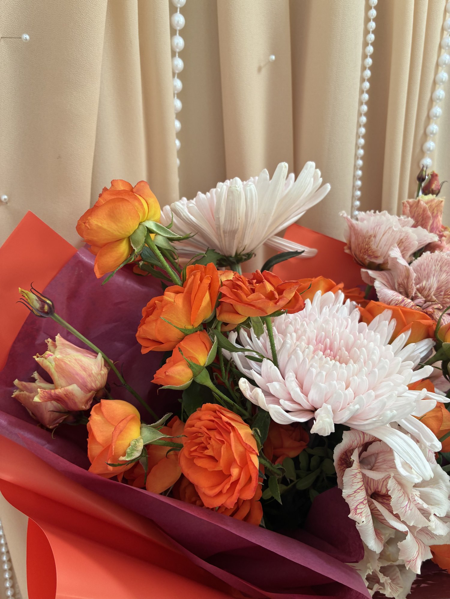 AUTUMN BLUSH – Buchet cu crizanteme VIP, miniroze portocalii și eustoma - Imagine 3