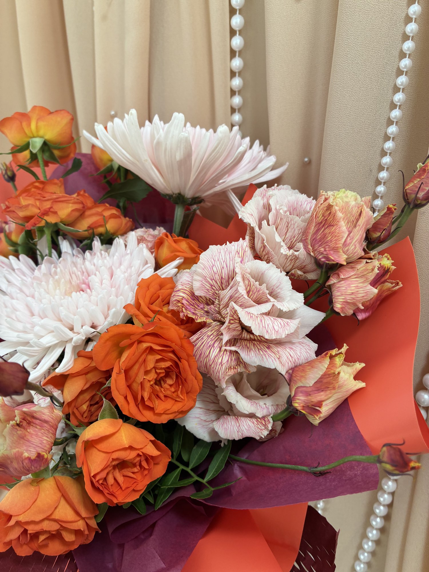 AUTUMN BLUSH – Buchet cu crizanteme VIP, miniroze portocalii și eustoma - Imagine 4