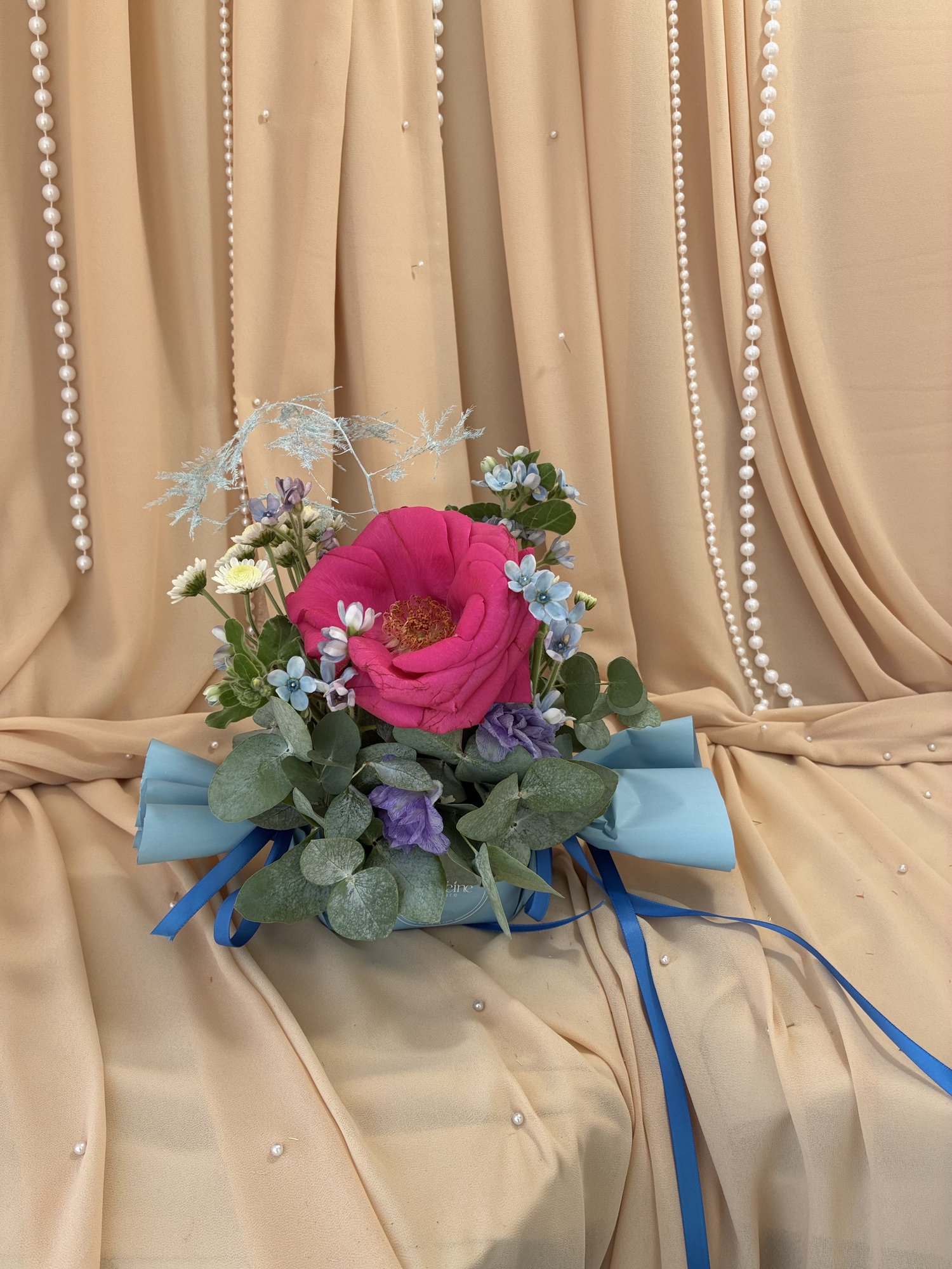 CANDY BLOOM – Aranjament floral în formă de bomboană Back to School cu trandafir fuchsia și Oxypetalum