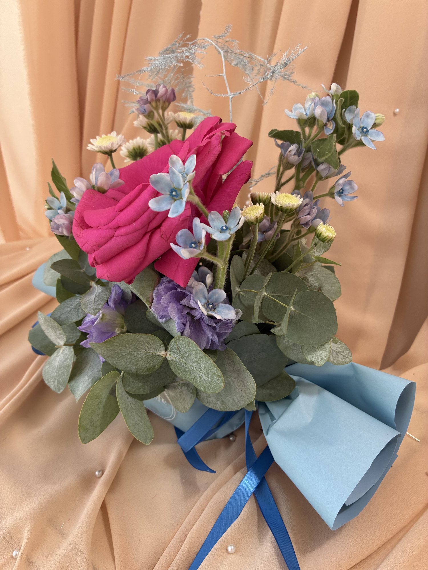 CANDY BLOOM – Aranjament floral în formă de bomboană Back to School cu trandafir fuchsia și Oxypetalum - Imagine 2
