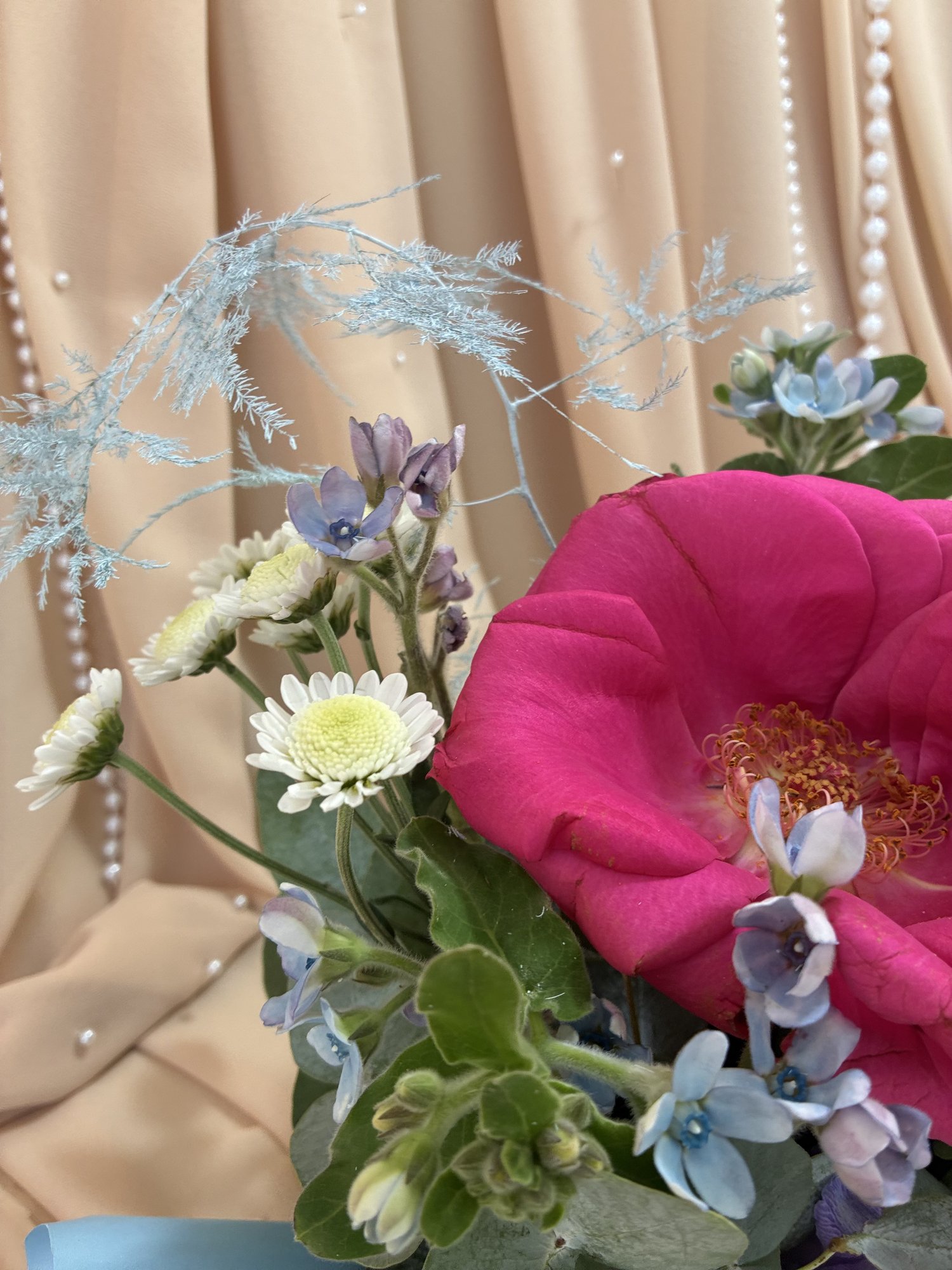 CANDY BLOOM – Aranjament floral în formă de bomboană Back to School cu trandafir fuchsia și Oxypetalum - Imagine 3