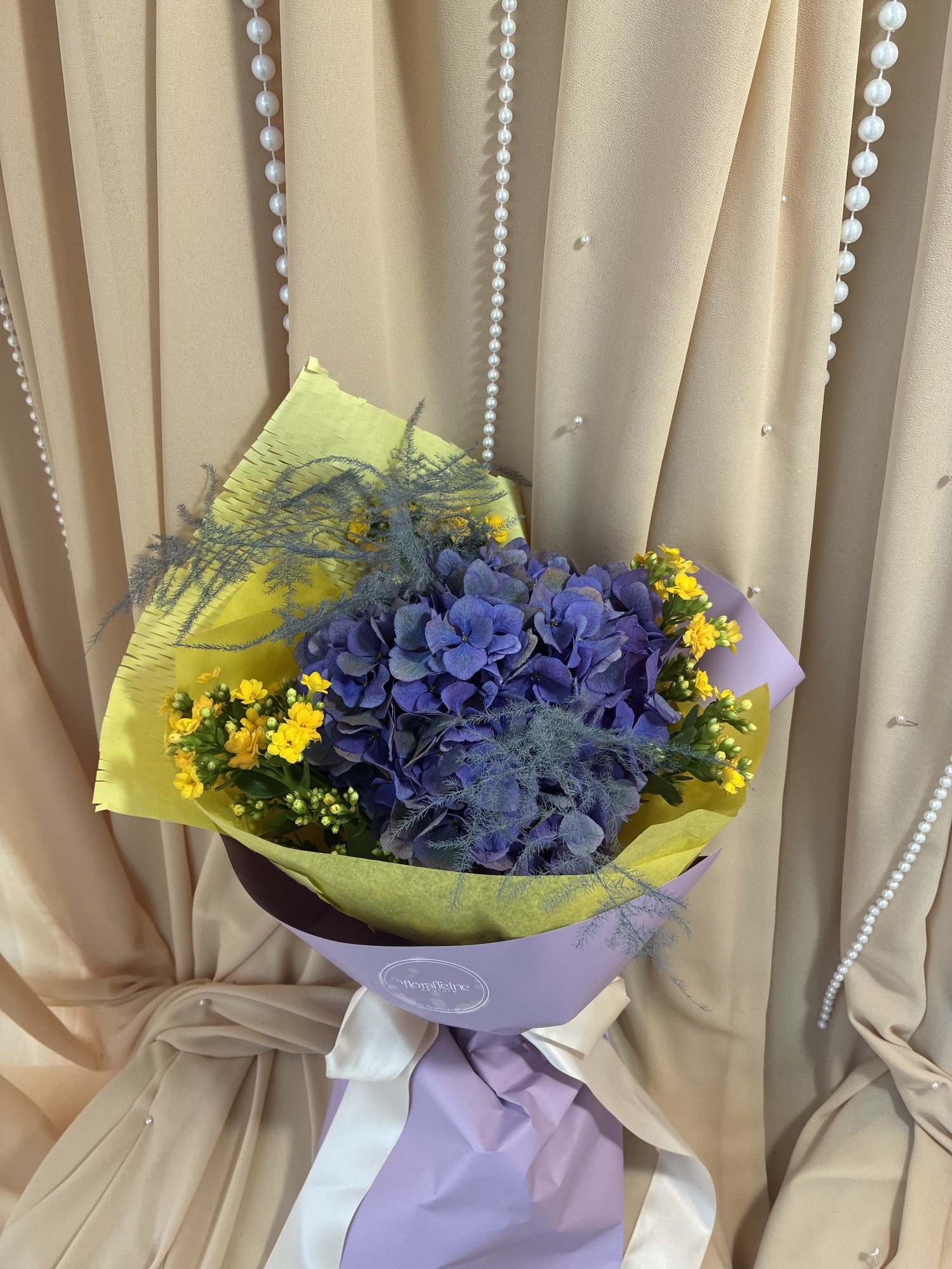 Lime & Lavender – Buchet cu Hortensie Albastră și Kalanchoe - Imagine 2