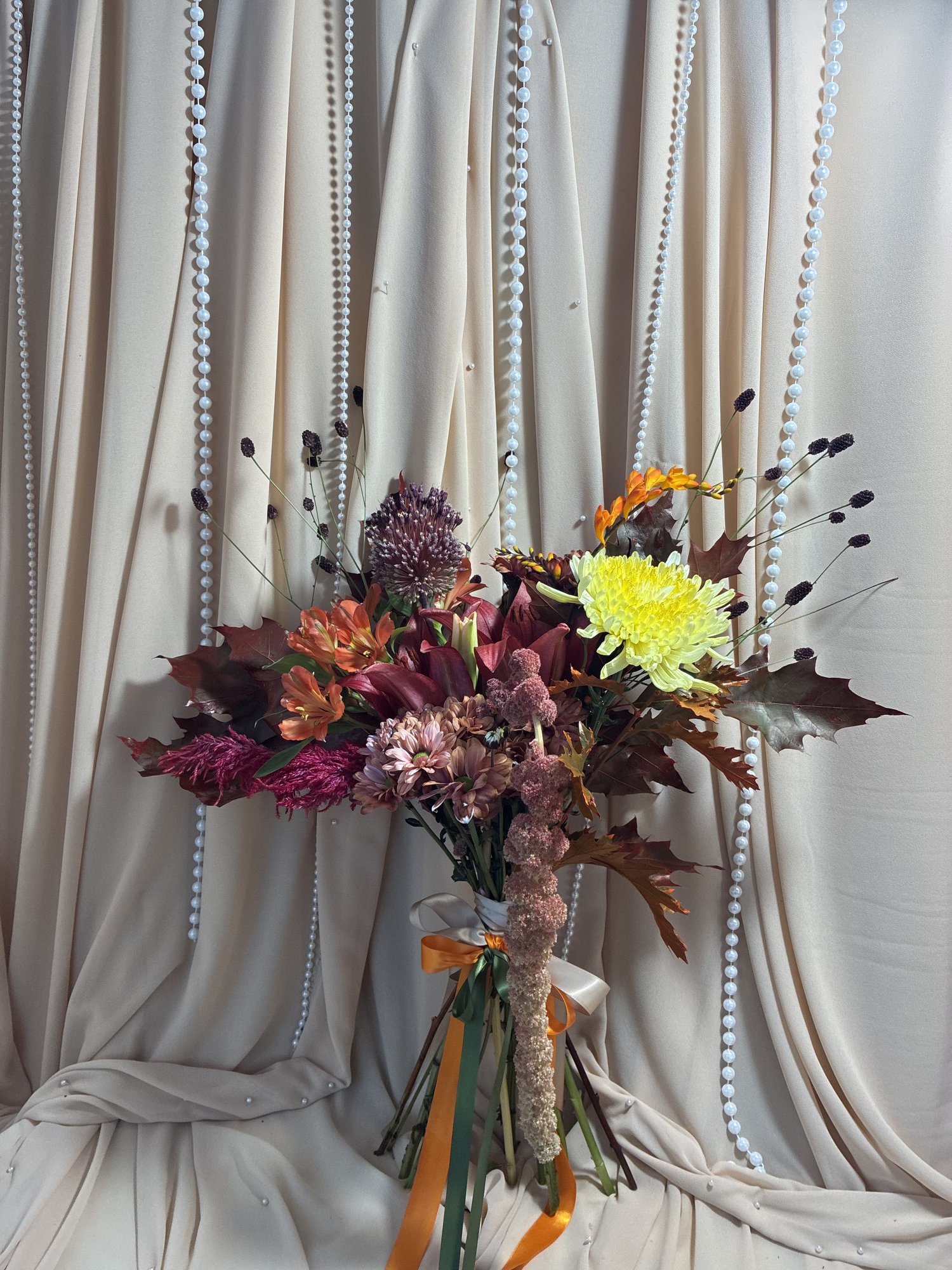 Autumn Nocturne – Buchet de Toamnă cu Crin Roșu, Allium și Crocosmia