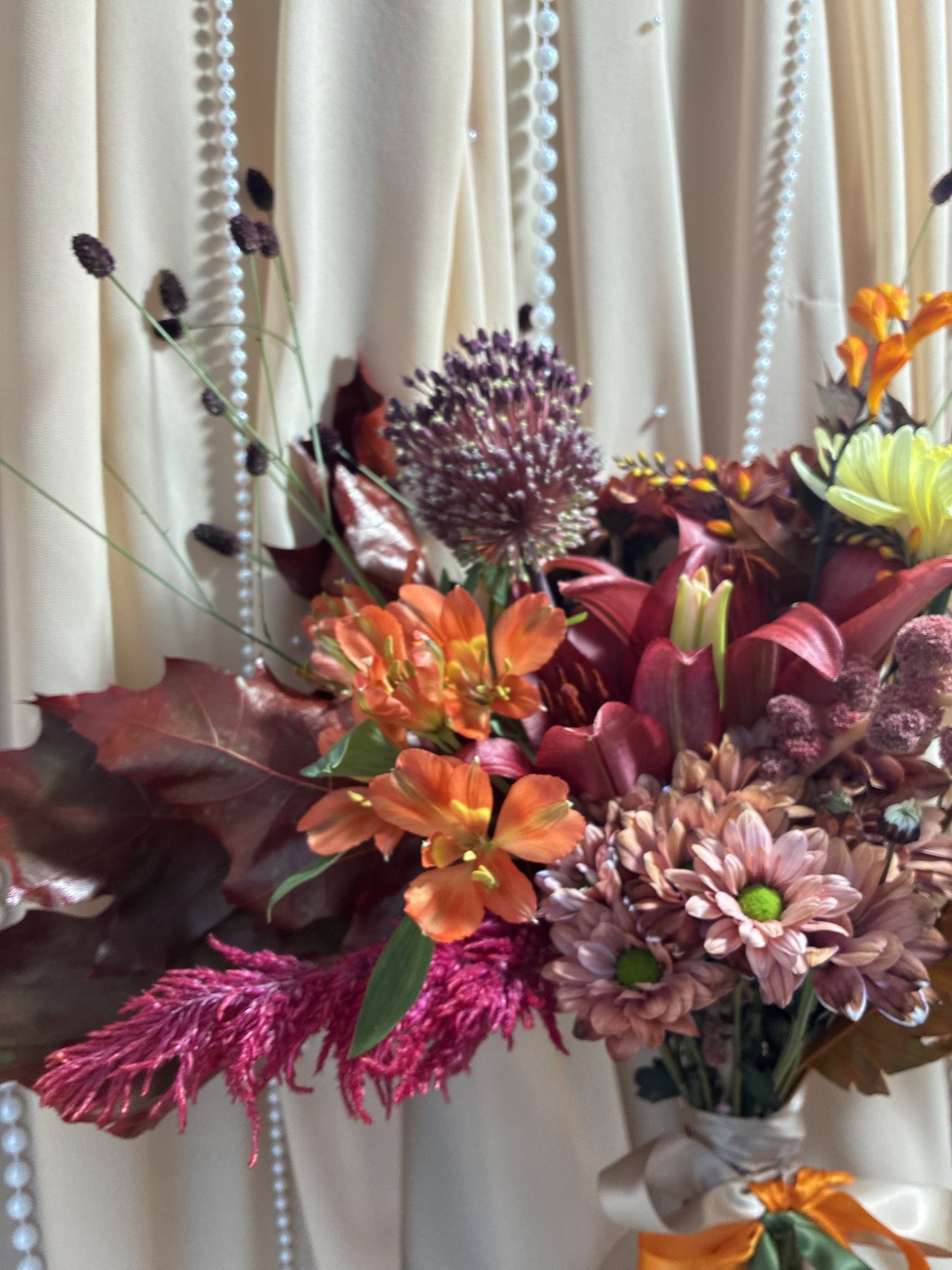 Autumn Nocturne – Buchet de Toamnă cu Crin Roșu, Allium și Crocosmia - Imagine 2
