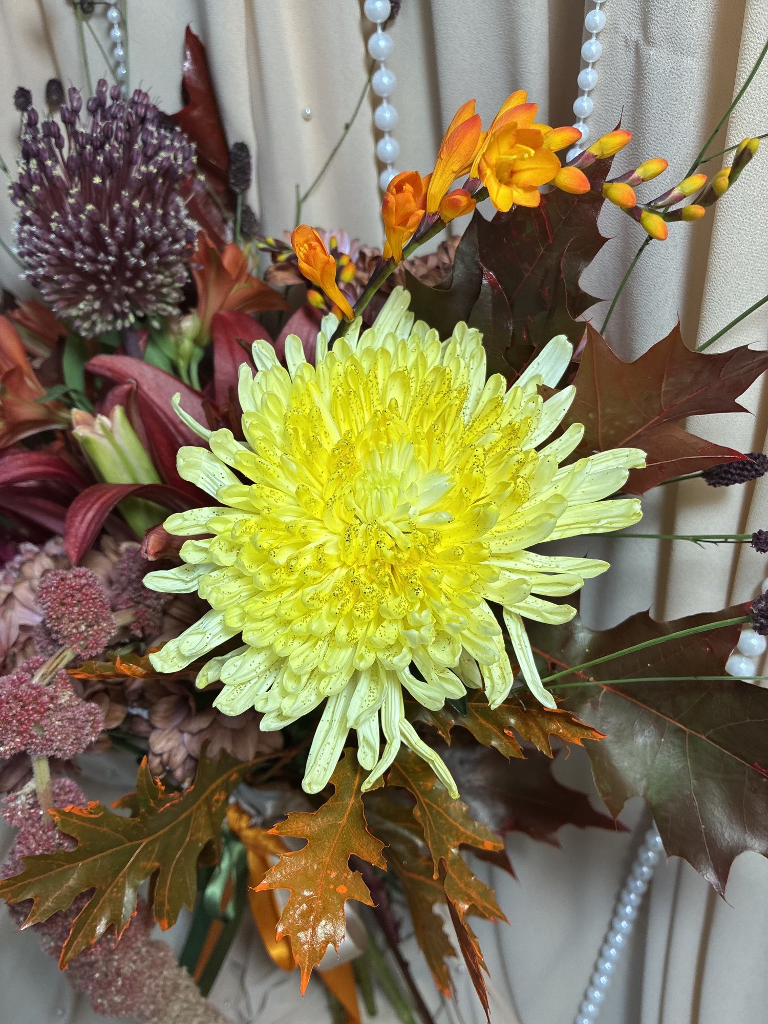 Autumn Nocturne – Buchet de Toamnă cu Crin Roșu, Allium și Crocosmia - Imagine 3