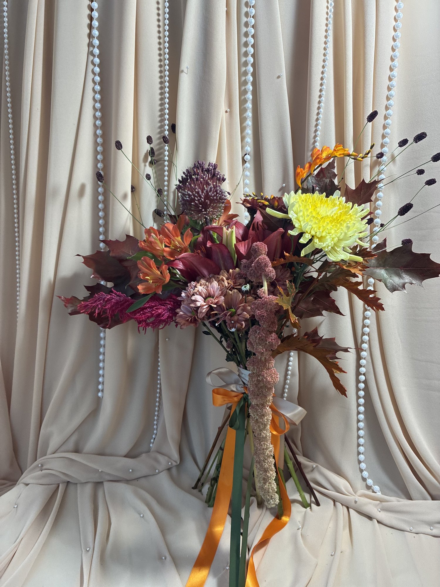Autumn Nocturne – Buchet de Toamnă cu Crin Roșu, Allium și Crocosmia - Imagine 4