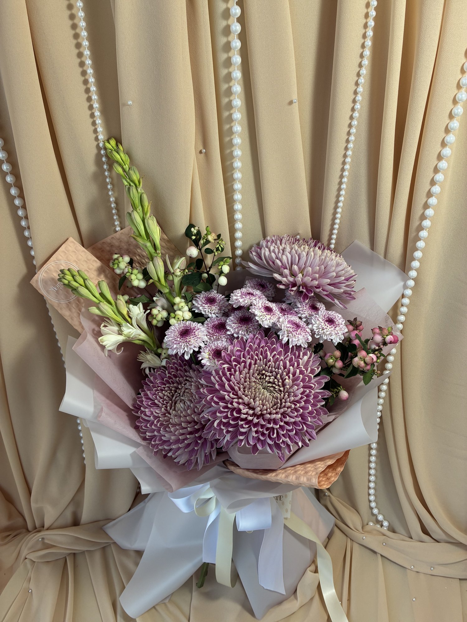 Velvet Mauve – Buchet cu Crizanteme VIP Roz și Tuberoze