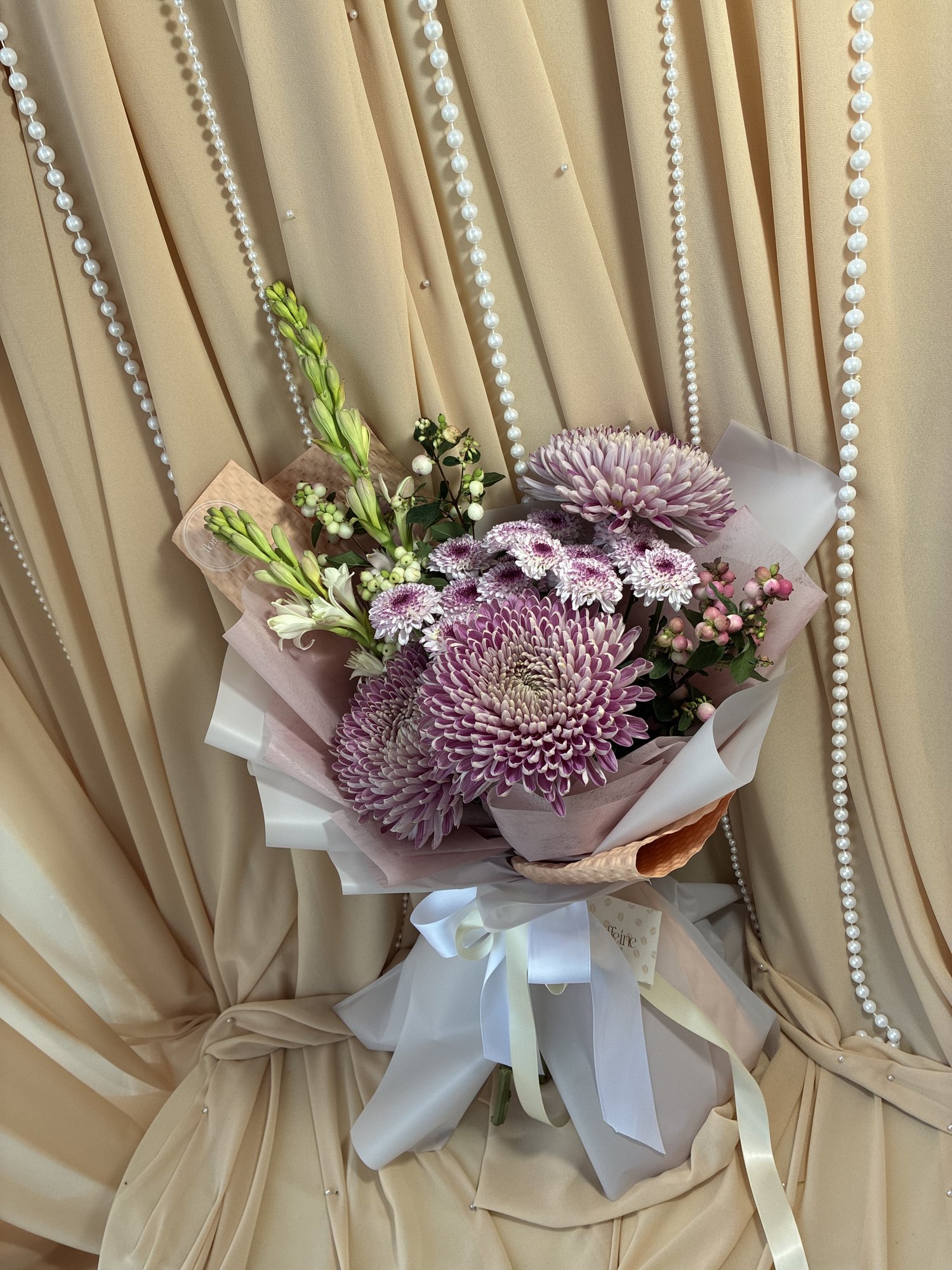 Velvet Mauve – Buchet cu Crizanteme VIP Roz și Tuberoze - Imagine 4