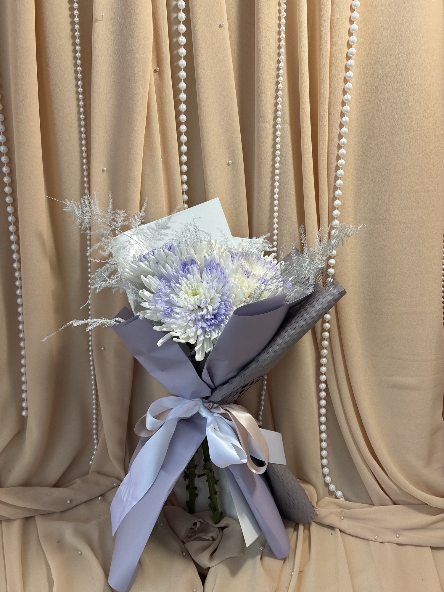 Silver Lilac – Buchet cu Crizanteme Alb-Mov și Asparagus Lila