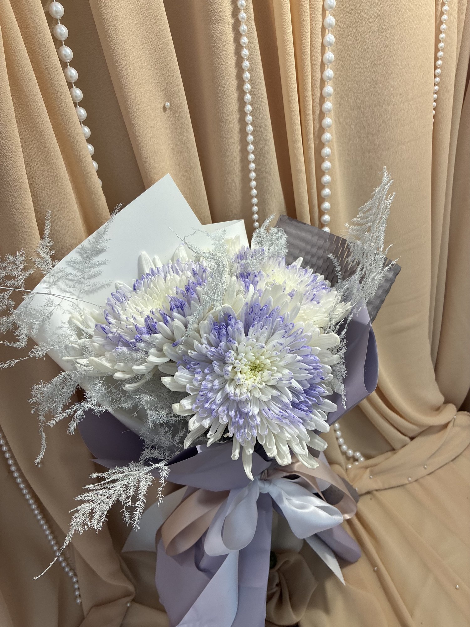 Silver Lilac – Buchet cu Crizanteme Alb-Mov și Asparagus Lila - Imagine 2