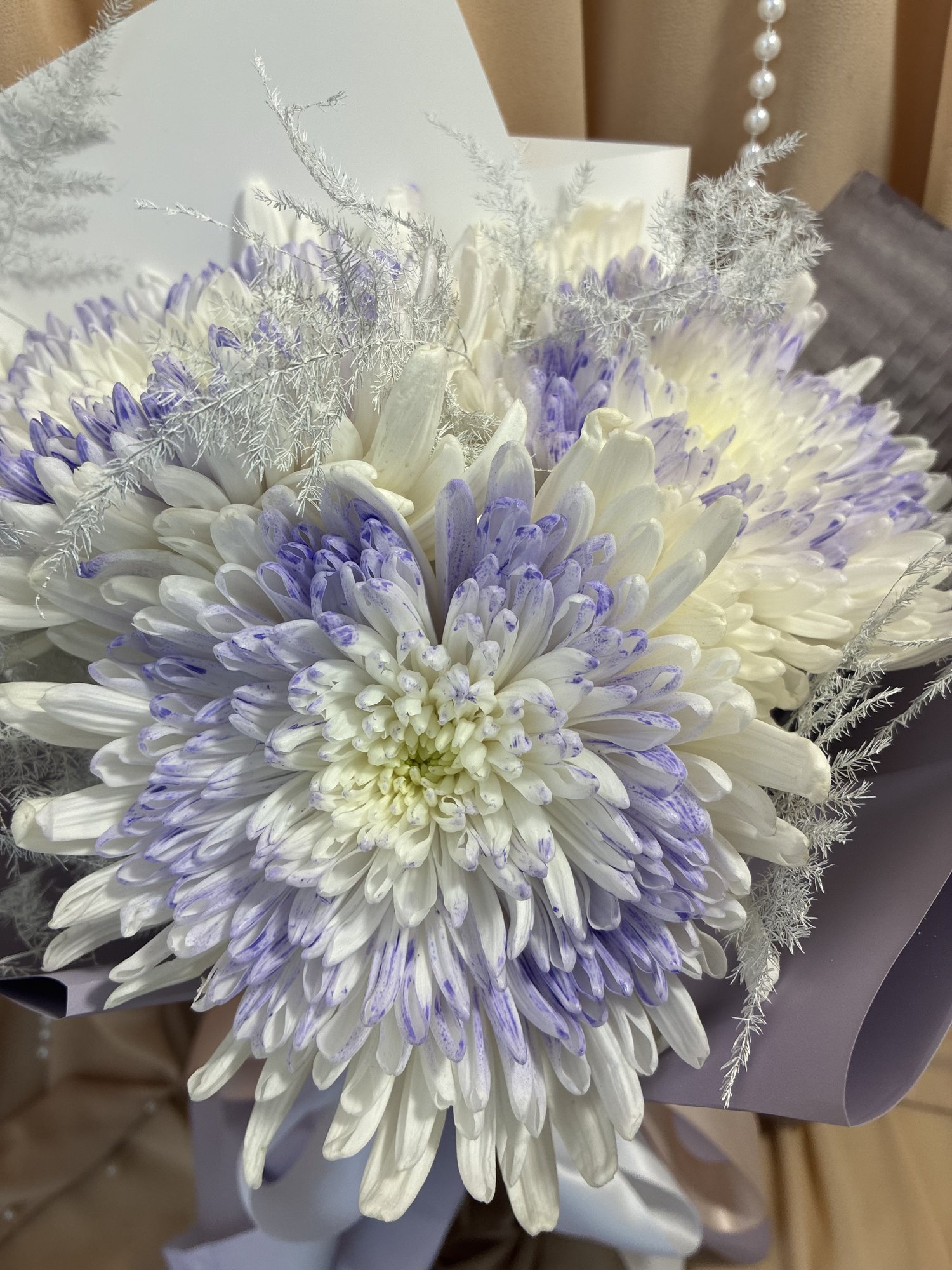 Silver Lilac – Buchet cu Crizanteme Alb-Mov și Asparagus Lila - Imagine 3