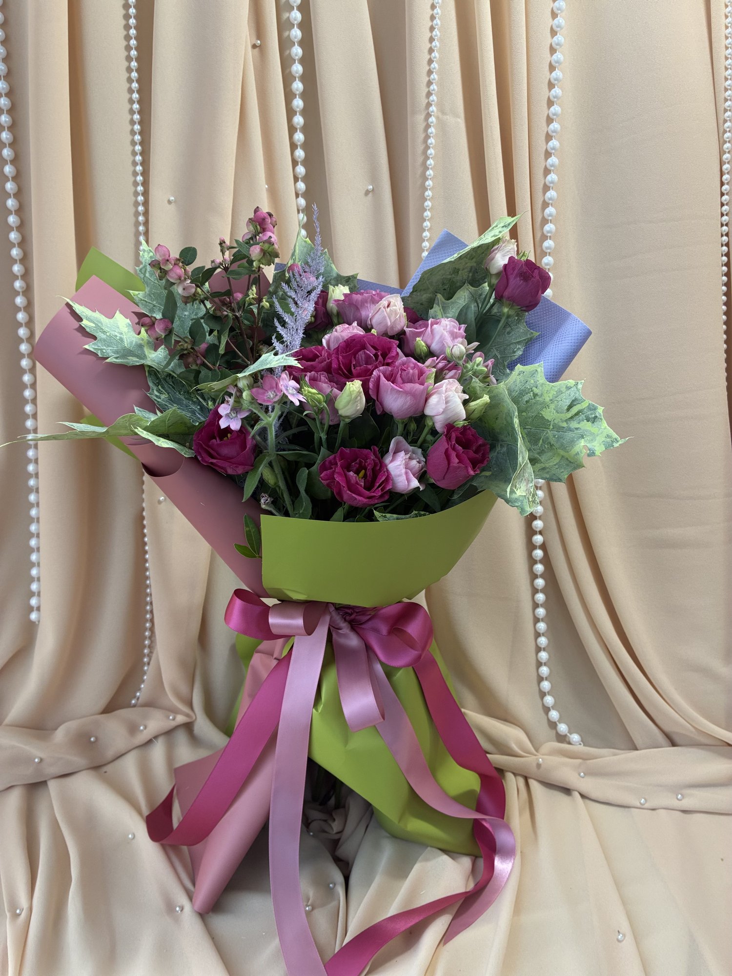 Berry Garden – Buchet cu Eustoma Roz și Oxypetalum