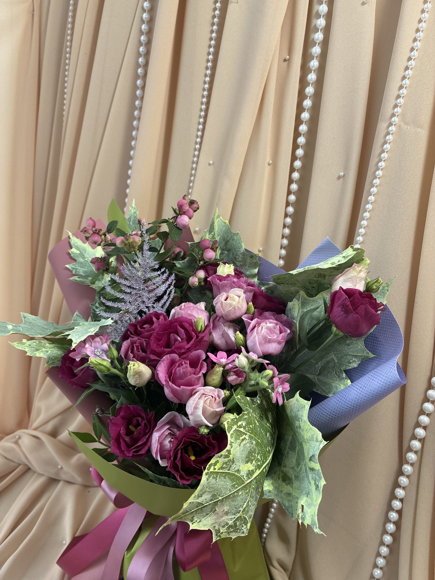 Berry Garden – Buchet cu Eustoma Roz și Oxypetalum - Imagine 2