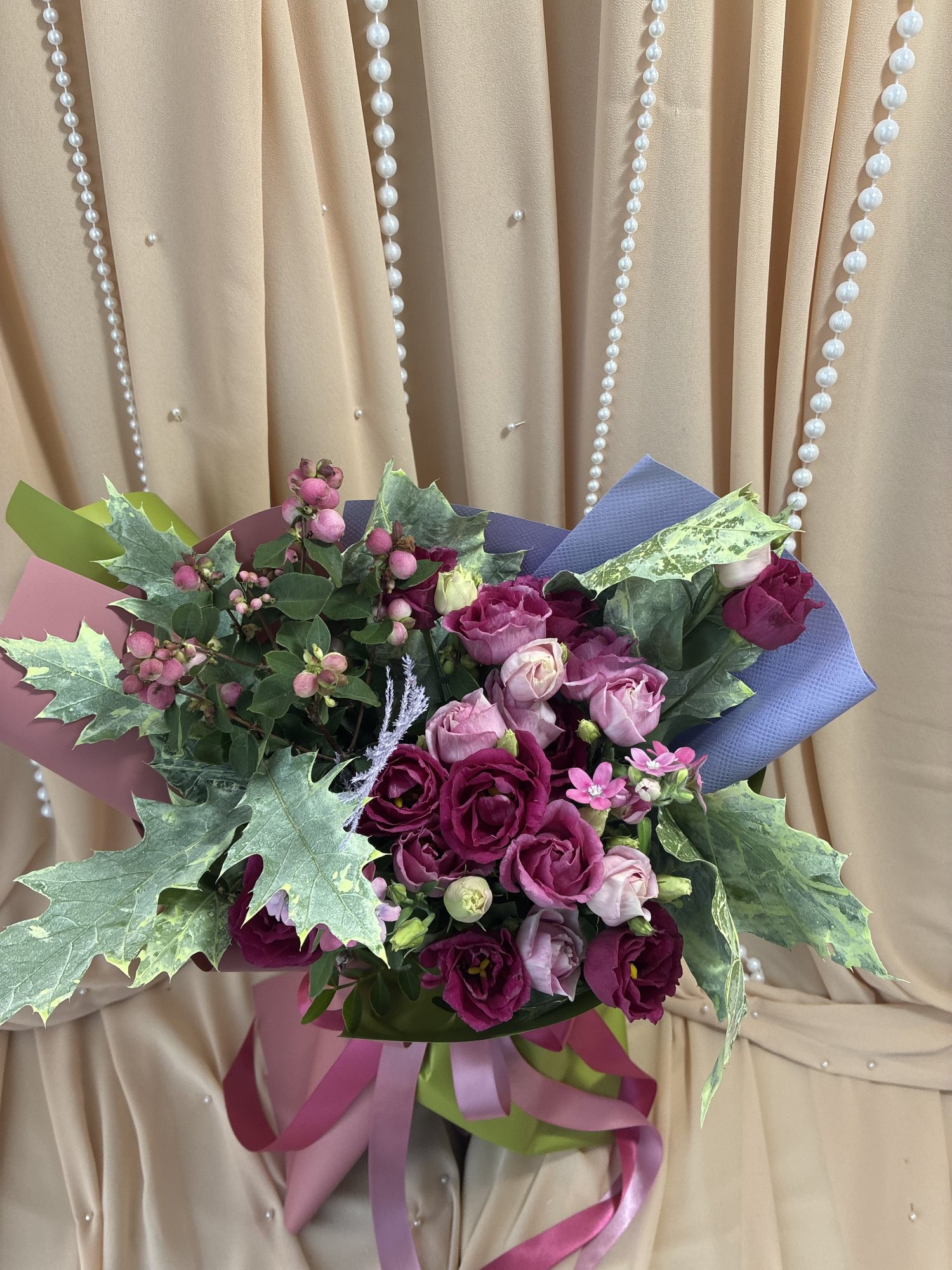 Berry Garden – Buchet cu Eustoma Roz și Oxypetalum - Imagine 3