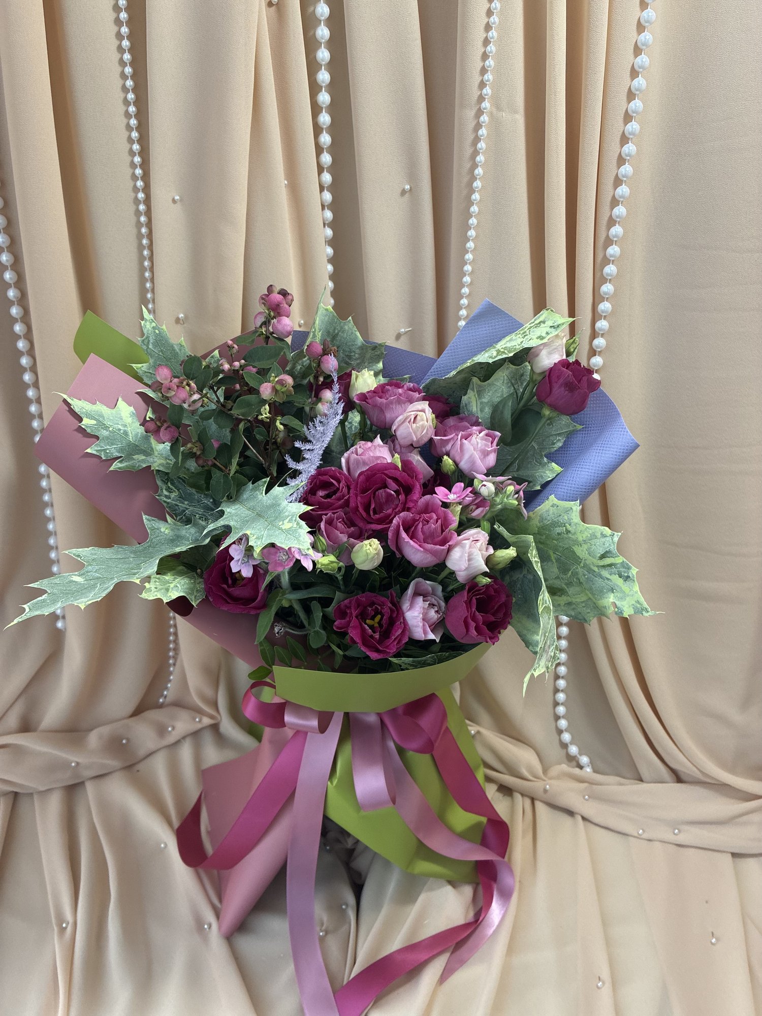 Berry Garden – Buchet cu Eustoma Roz și Oxypetalum - Imagine 4